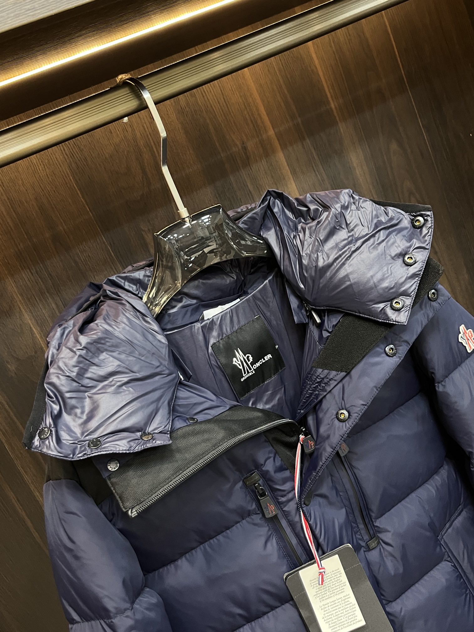 主推Moncler2014秋冬新款蒙口新款连帽设计羽绒服外套选用亮泽尼龙面料打造胸前经典印花设计logo