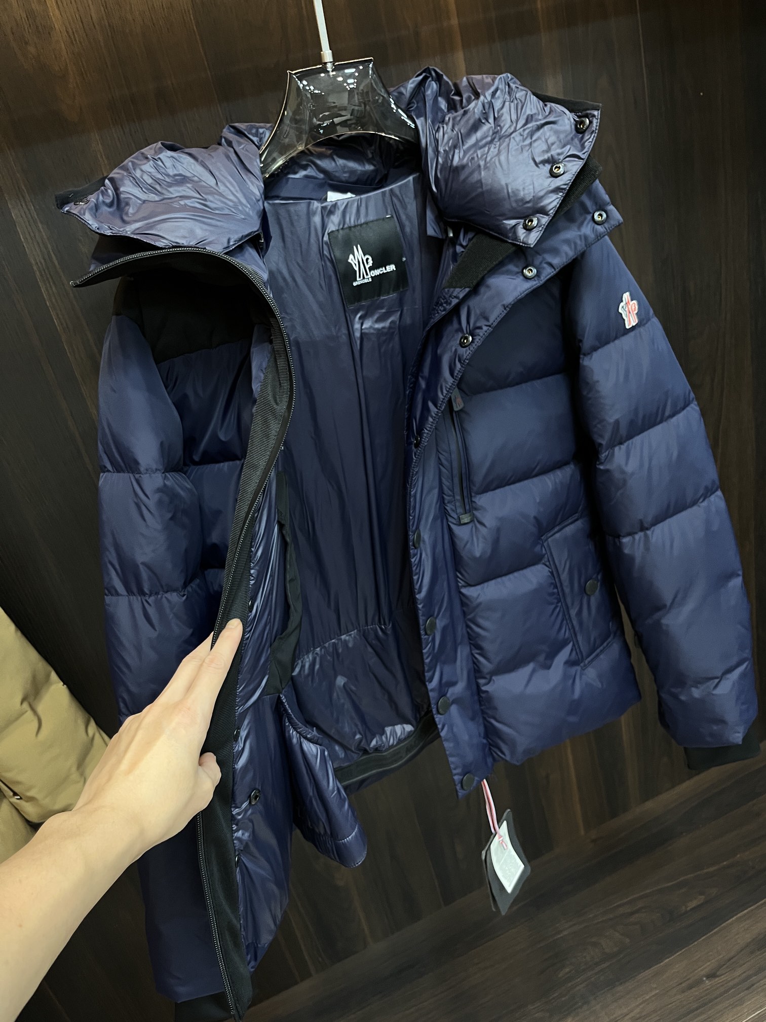 主推Moncler2014秋冬新款蒙口新款连帽设计羽绒服外套选用亮泽尼龙面料打造胸前经典印花设计logo