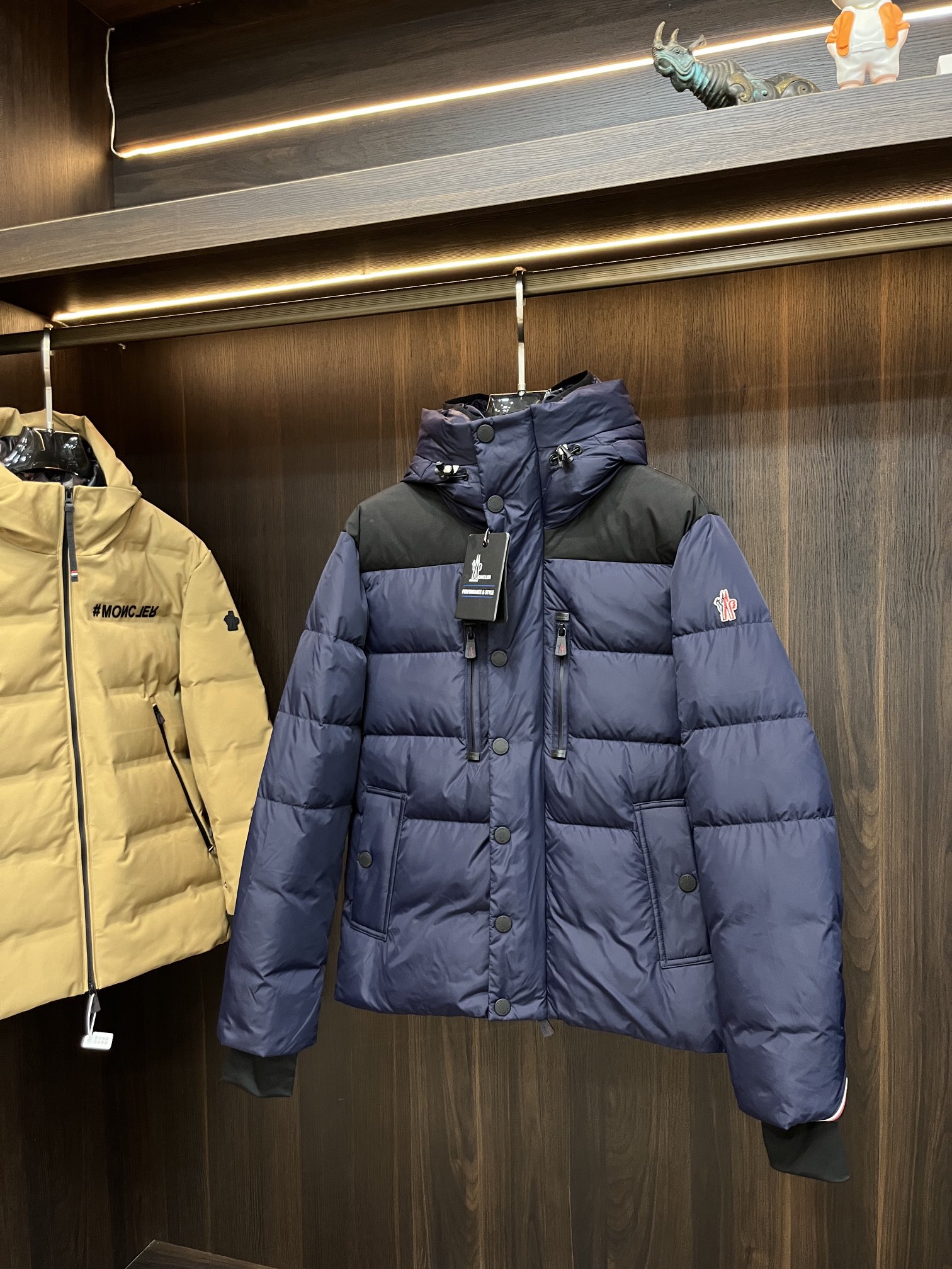 主推Moncler2014秋冬新款蒙口新款连帽设计羽绒服外套选用亮泽尼龙面料打造胸前经典印花设计logo