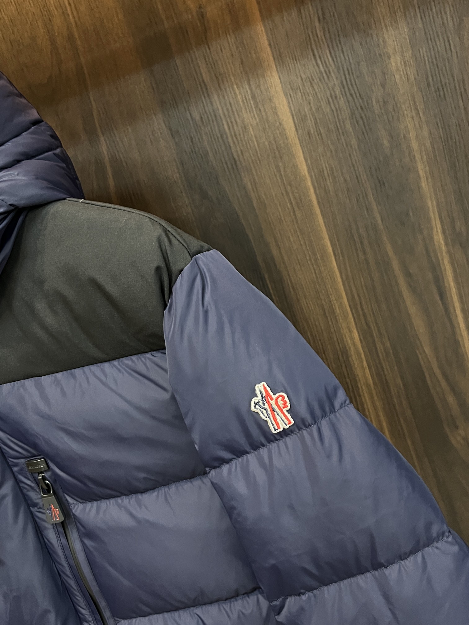 主推Moncler2014秋冬新款蒙口新款连帽设计羽绒服外套选用亮泽尼龙面料打造胸前经典印花设计logo