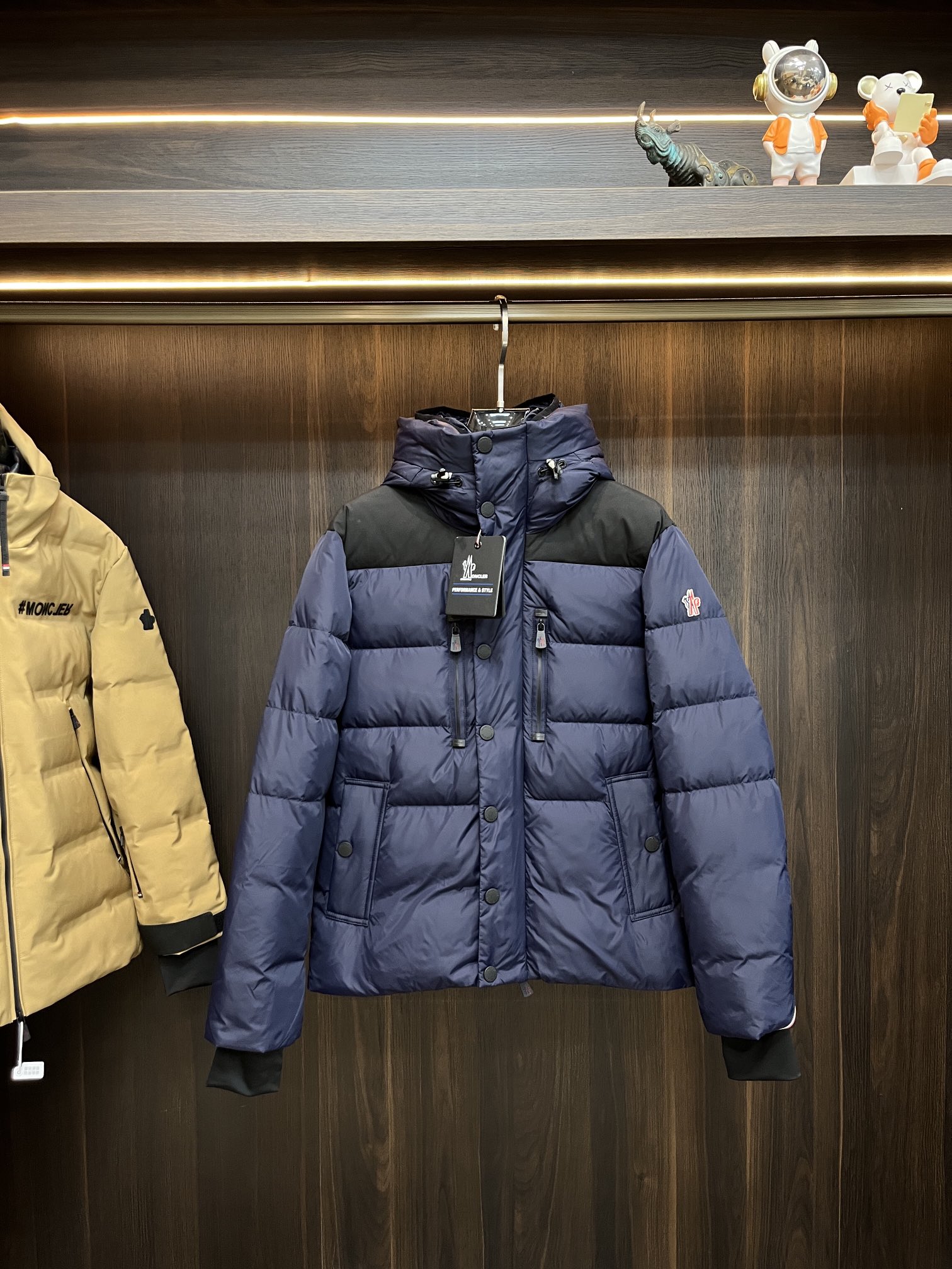 主推Moncler2014秋冬新款蒙口新款连帽设计羽绒服外套选用亮泽尼龙面料打造胸前经典印花设计logo