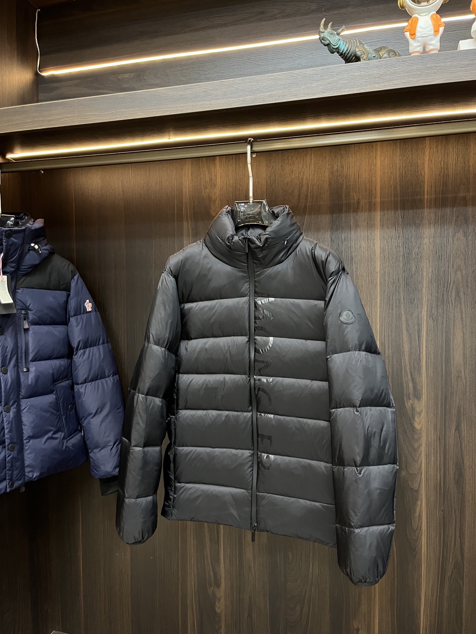 主推Moncler2014秋冬新款蒙口新款连帽设计羽绒服外套选用亮泽尼龙面料打造胸前经典印花设计logo