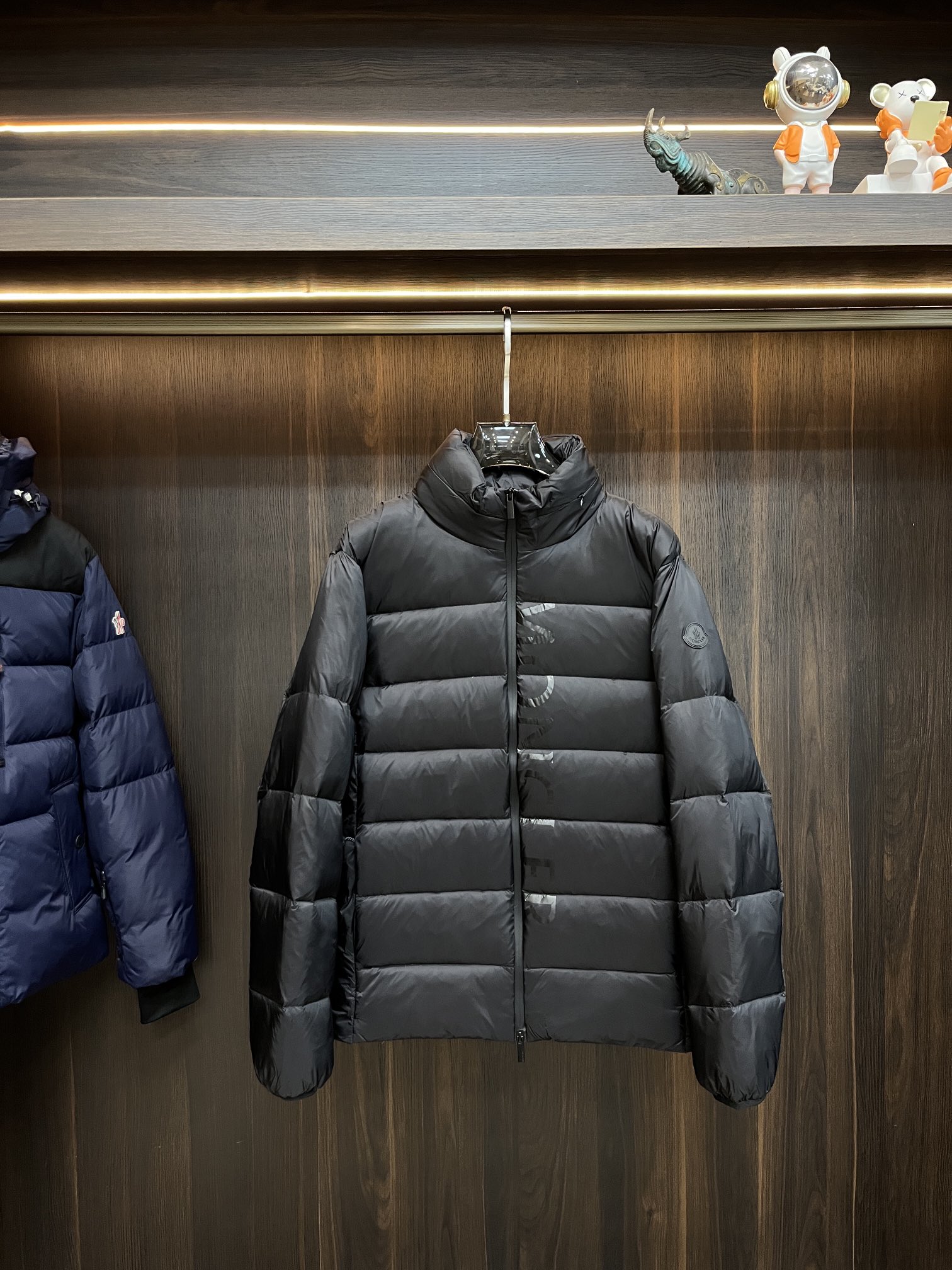 主推Moncler2014秋冬新款蒙口新款连帽设计羽绒服外套选用亮泽尼龙面料打造胸前经典印花设计logo