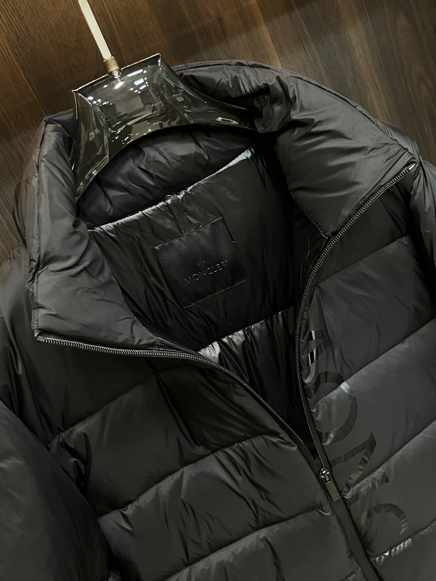 主推Moncler2014秋冬新款蒙口新款连帽设计羽绒服外套选用亮泽尼龙面料打造胸前经典印花设计logo