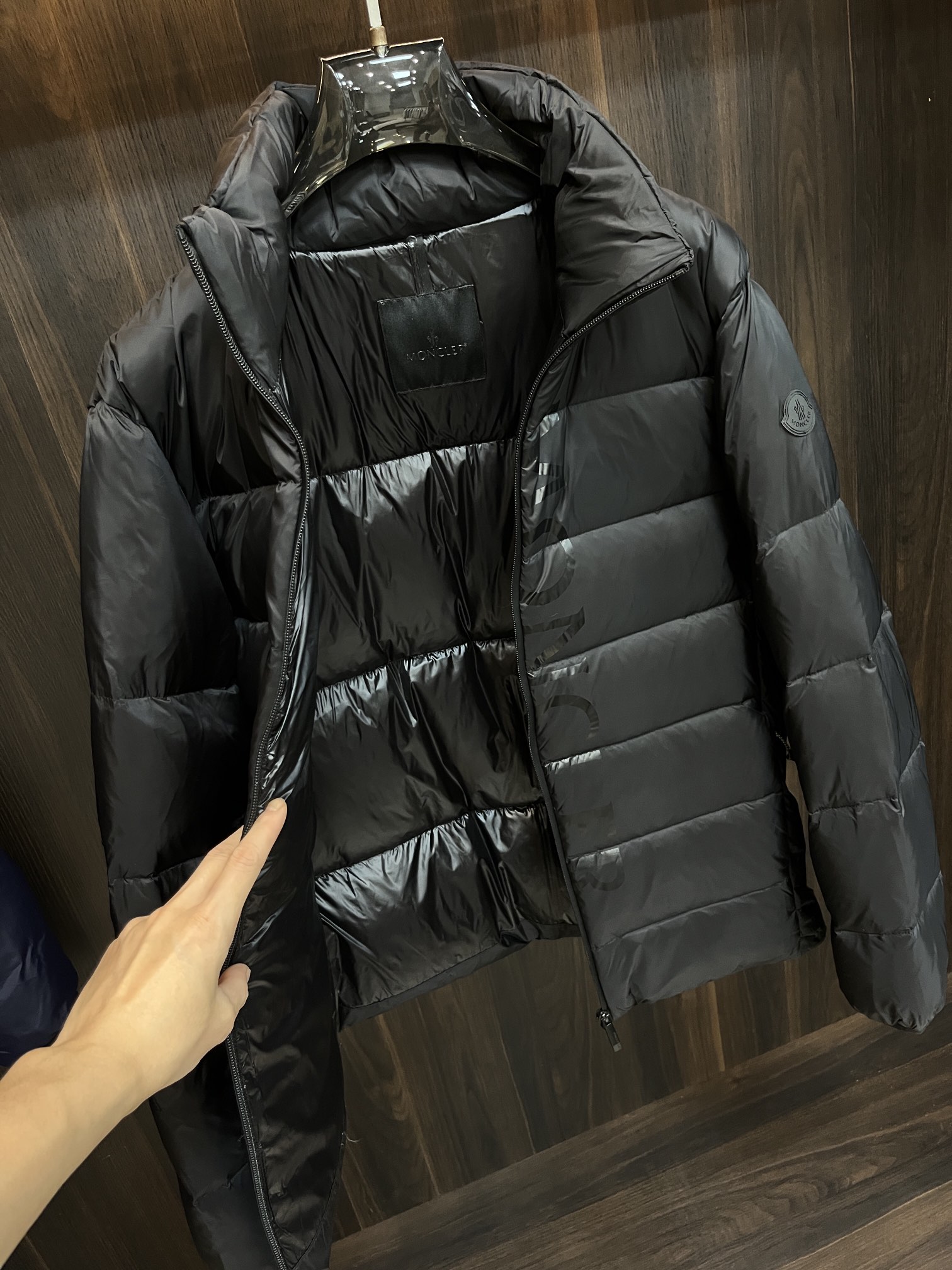 主推Moncler2014秋冬新款蒙口新款连帽设计羽绒服外套选用亮泽尼龙面料打造胸前经典印花设计logo