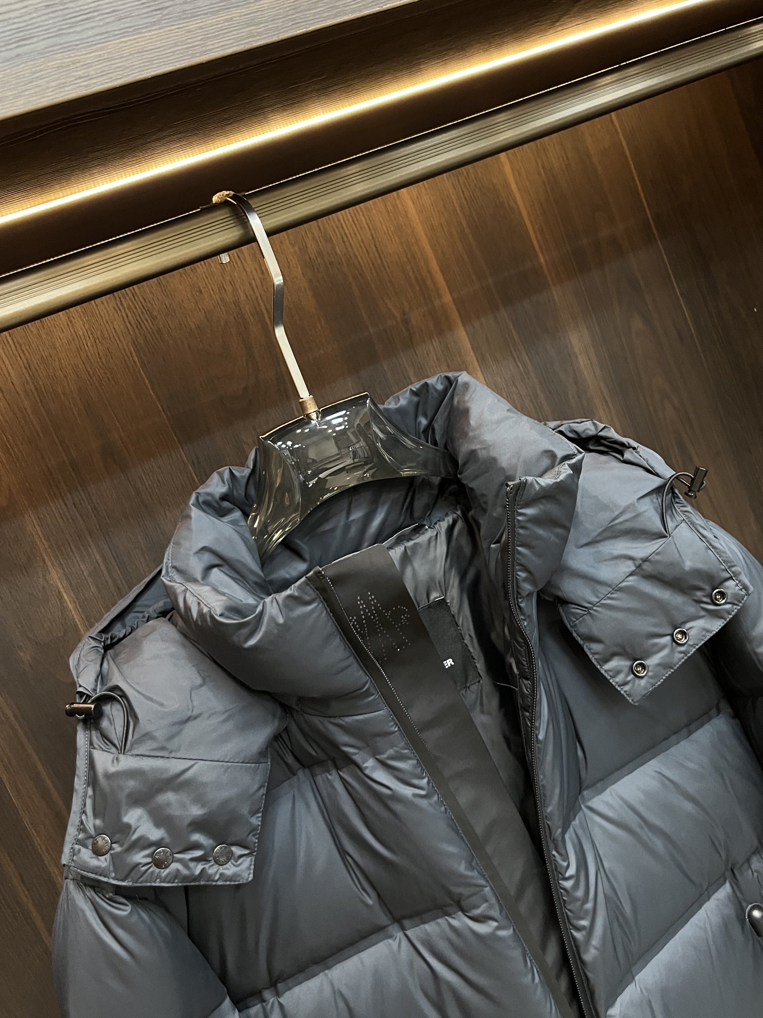 主推Moncler2014秋冬新款蒙口新款连帽设计羽绒服外套选用亮泽尼龙面料打造胸前经典印花设计logo