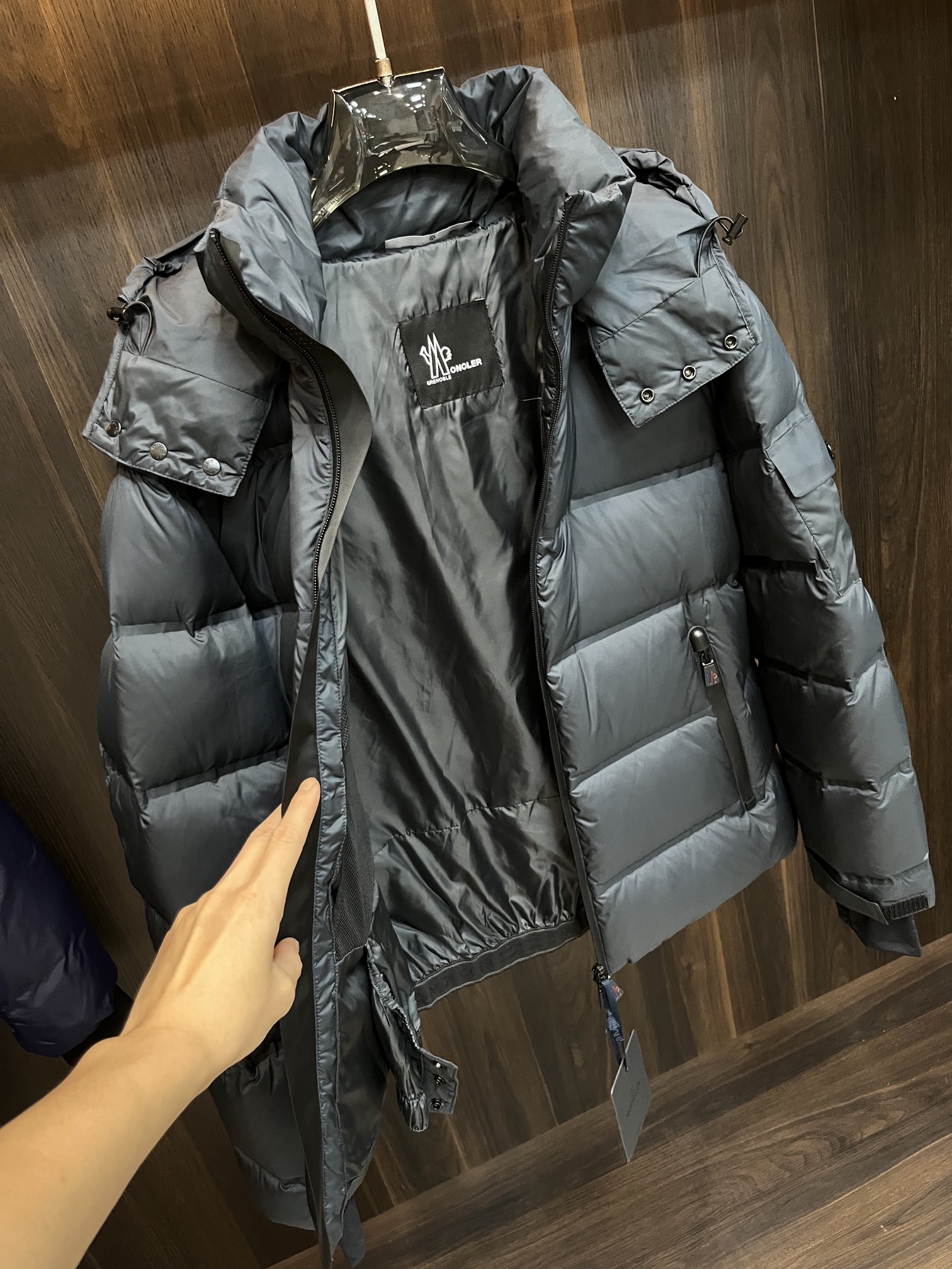 主推Moncler2014秋冬新款蒙口新款连帽设计羽绒服外套选用亮泽尼龙面料打造胸前经典印花设计logo