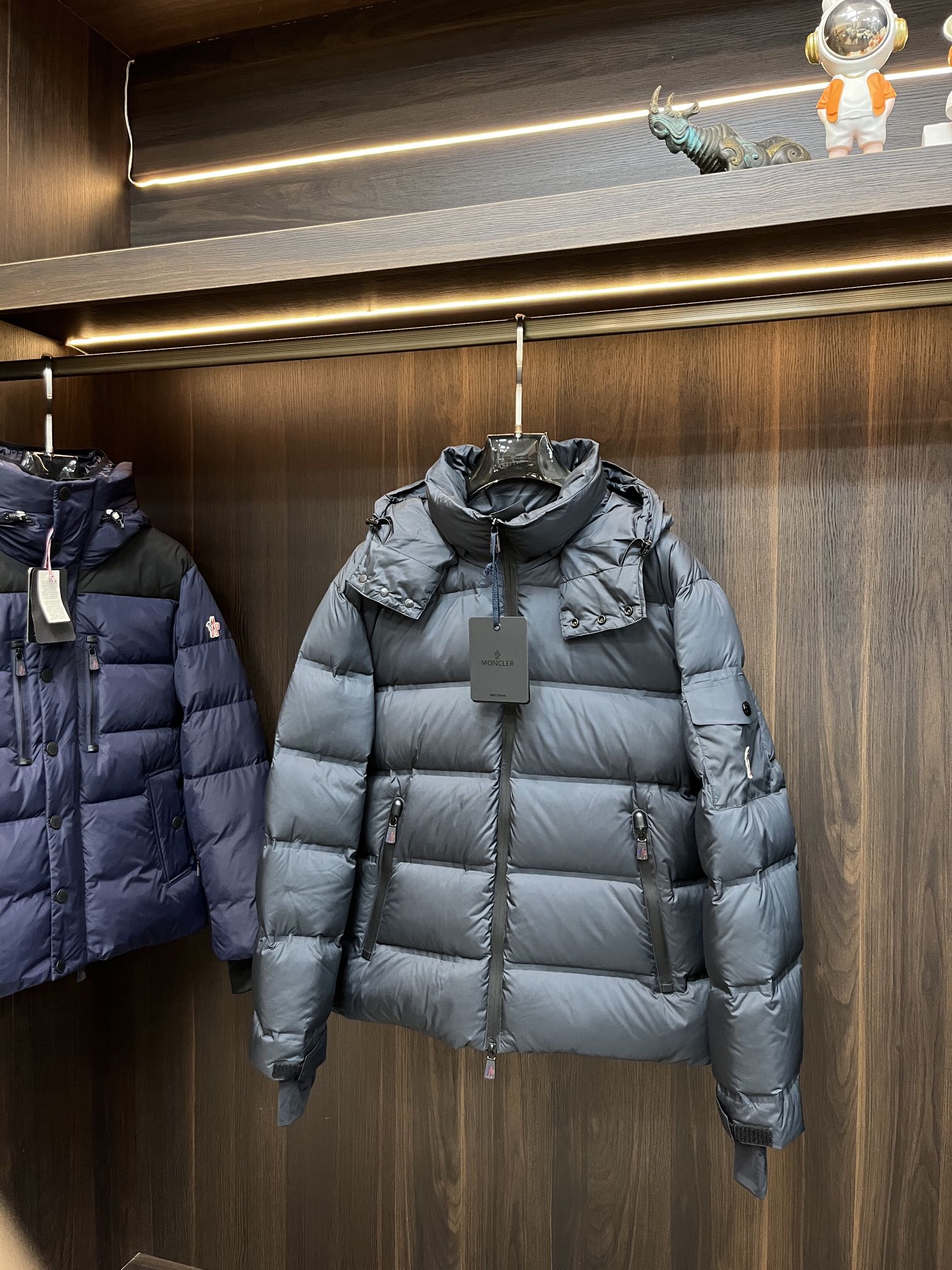 主推Moncler2014秋冬新款蒙口新款连帽设计羽绒服外套选用亮泽尼龙面料打造胸前经典印花设计logo