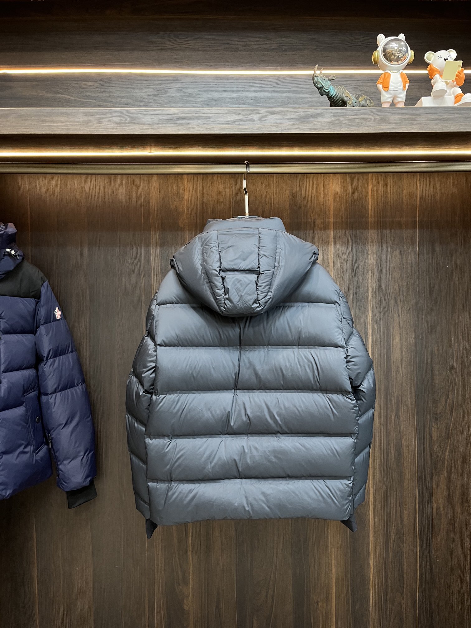 主推Moncler2014秋冬新款蒙口新款连帽设计羽绒服外套选用亮泽尼龙面料打造胸前经典印花设计logo