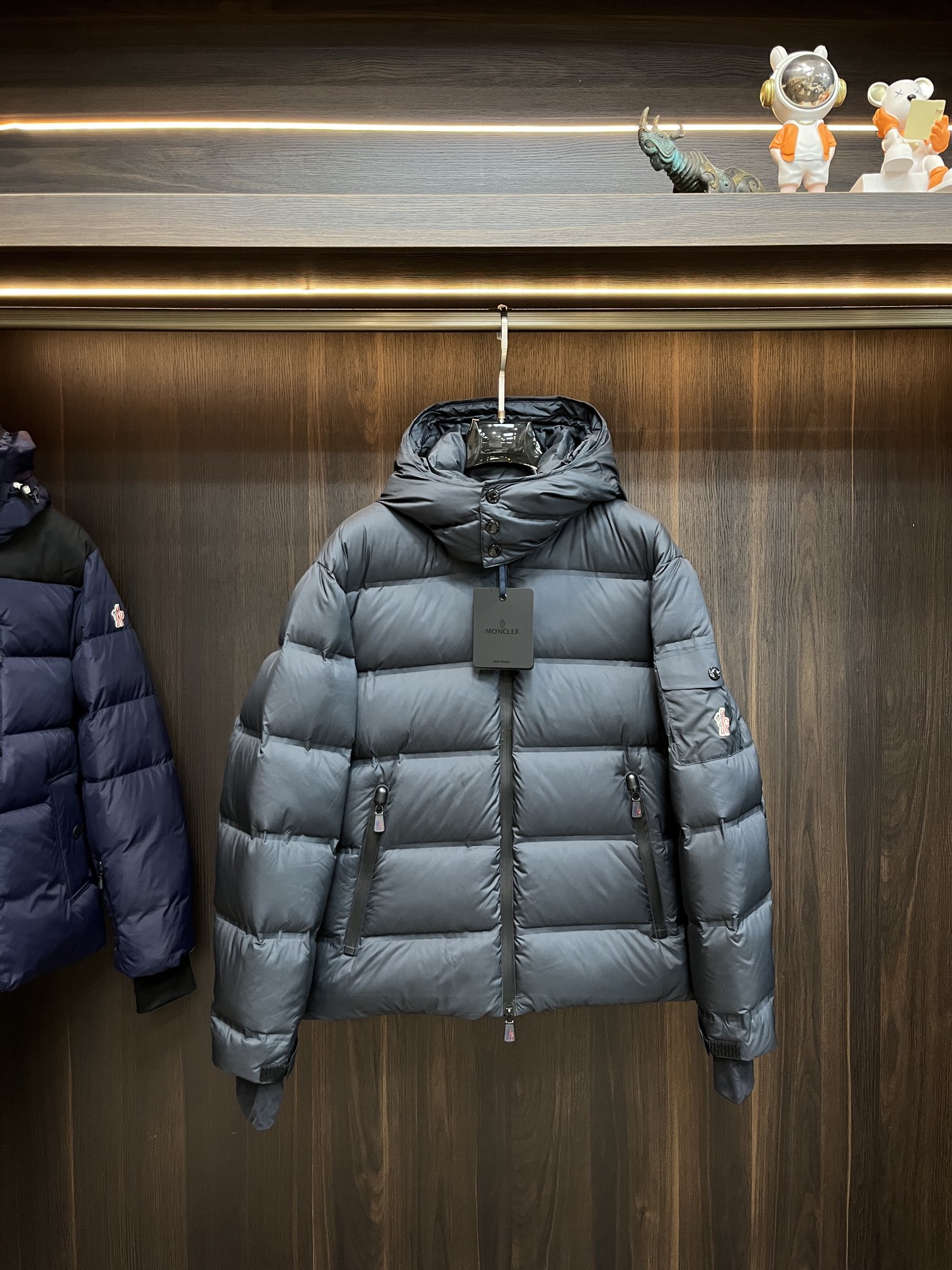 主推Moncler2014秋冬新款蒙口新款连帽设计羽绒服外套选用亮泽尼龙面料打造胸前经典印花设计logo