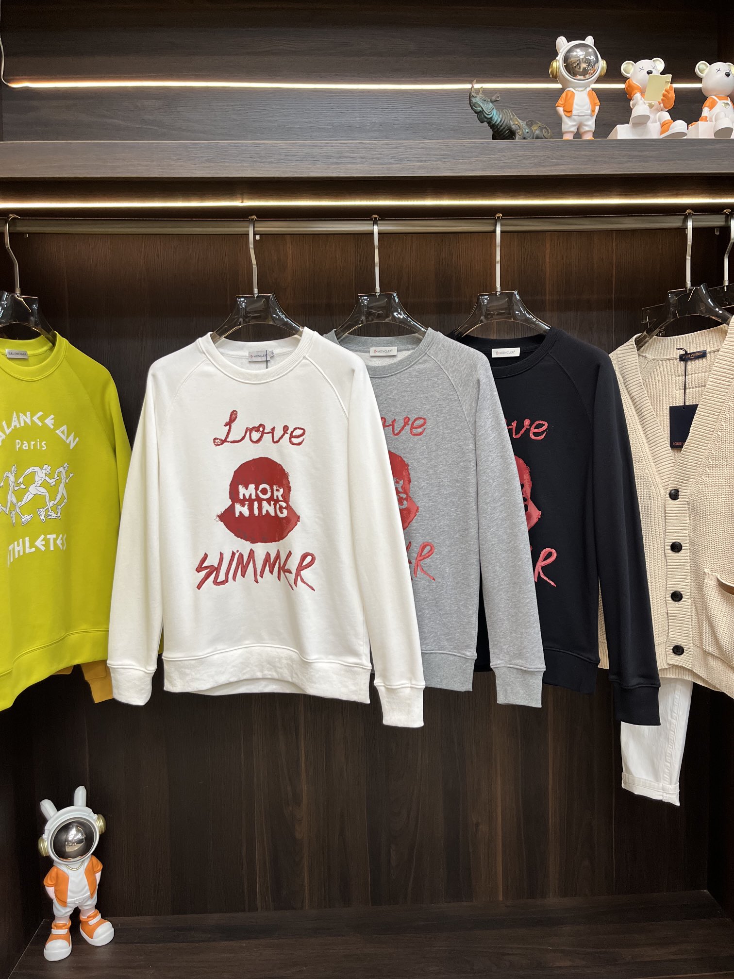 NO:538254,New Moncler hooded with the highest version exclusive high-end custom round neck sweatshirt!  15 years of professional sweatshirts, both in fabric and in style, perfect and surpassing the level, exquisite craftsmanship round neck style, exclusive special cotton 480g fabric upgraded large terry rings, soft and close-fitting technology fabric, customized original thread, extremely high grade, exquisite craftsmanship, and handsome upper body, size M-XXXL H new model first release, Moncler, hoodie, sweatshirts, alexander wang19860909上新 Moncler 蒙口 最高版独家 高端定制圆领卫衣！15年专业卫衣,无论是面料上还是版型上都是完美越级,精美工艺圆领款,独家特制纯棉480克面料升级水洗大毛圈、柔软贴身科技面料,定制原版螺纹,档次极高,工艺精湛,上身帅到爆, 尺码M-XXXL H新款首发,,Moncler,hoodie,sweatshirts,alexander wang,Men's clothing