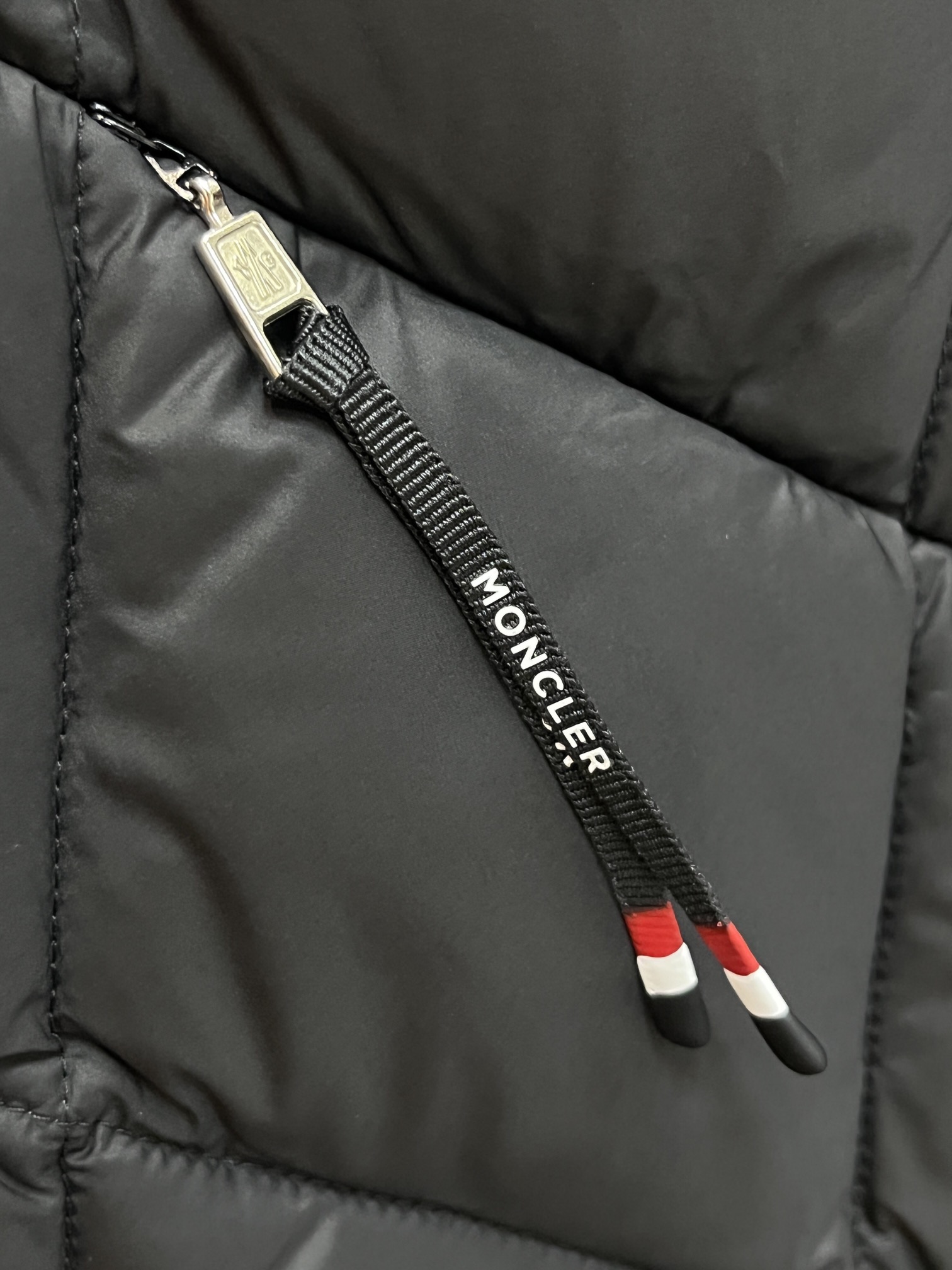 主推Moncler2024秋冬新款️蒙口新款立领设计羽绒马甲外套选用亮泽尼龙面料打造胸前经典印花设计lo