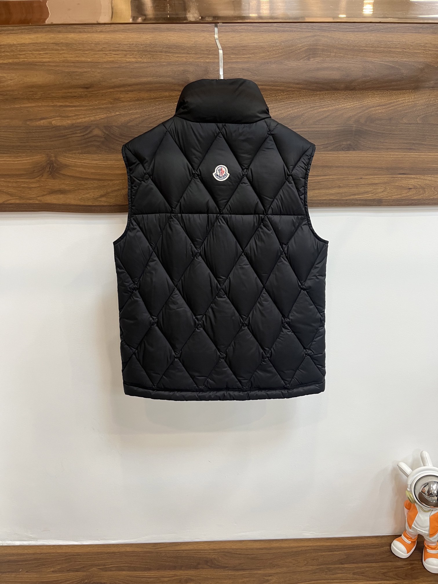 主推Moncler2024秋冬新款️蒙口新款立领设计羽绒马甲外套选用亮泽尼龙面料打造胸前经典印花设计lo