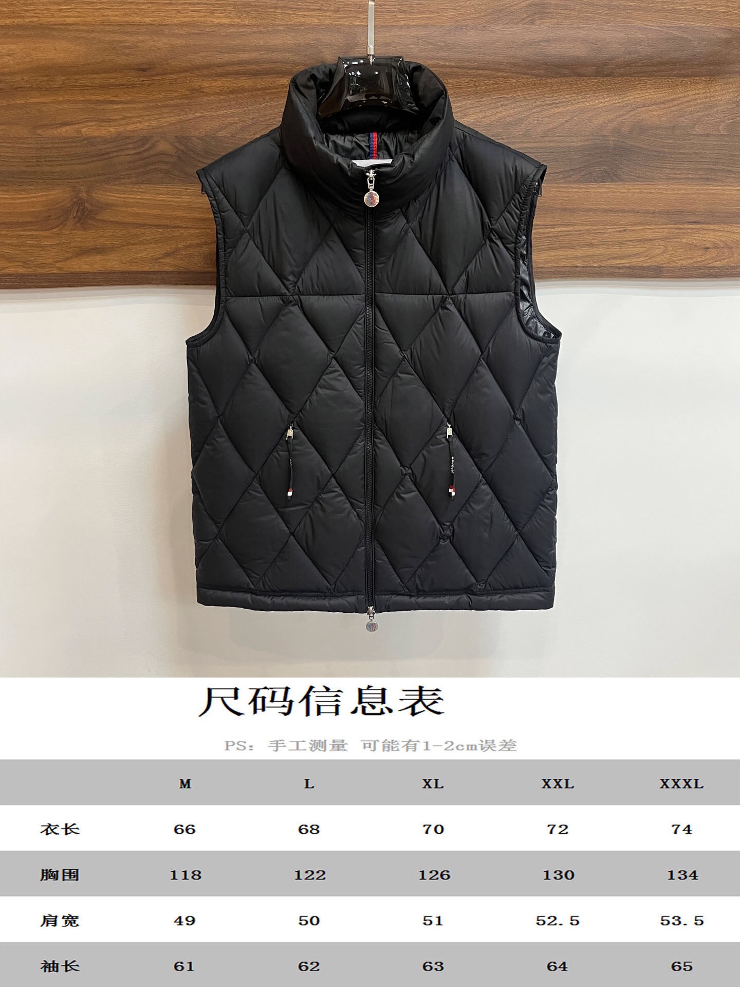 主推Moncler2024秋冬新款️蒙口新款立领设计羽绒马甲外套选用亮泽尼龙面料打造胸前经典印花设计lo