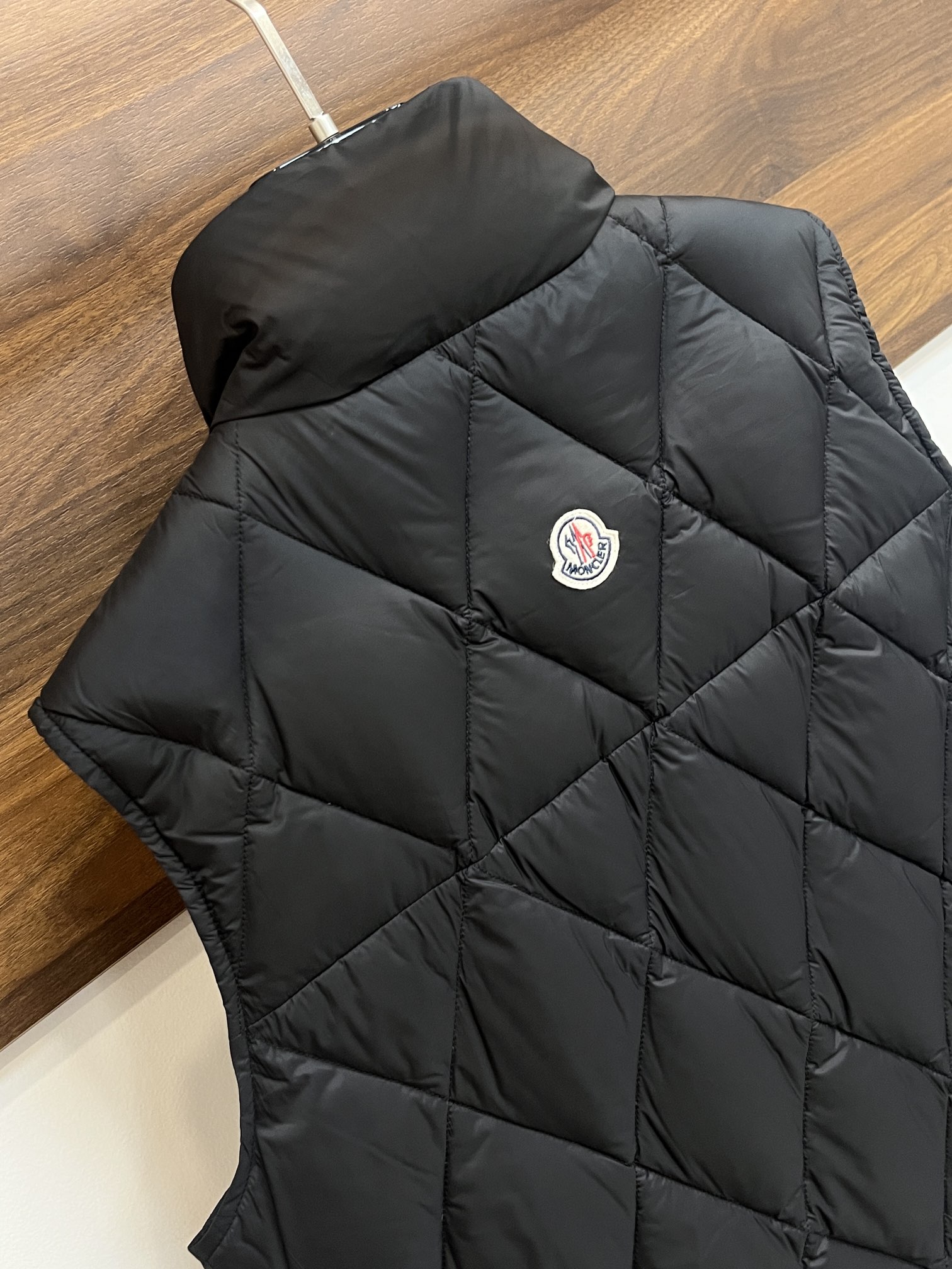 主推Moncler2024秋冬新款️蒙口新款立领设计羽绒马甲外套选用亮泽尼龙面料打造胸前经典印花设计lo