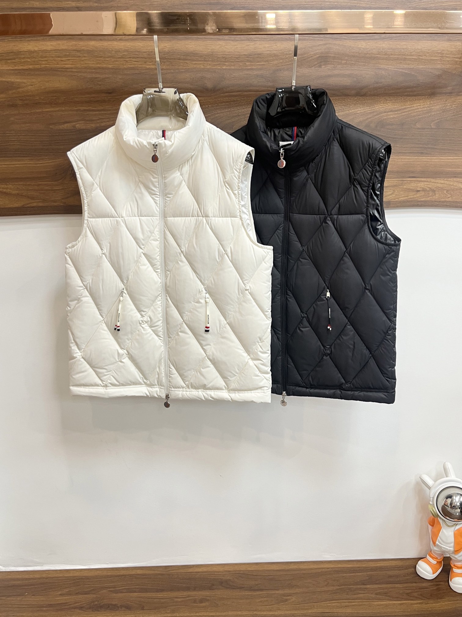 主推Moncler2024秋冬新款️蒙口新款立领设计羽绒马甲外套选用亮泽尼龙面料打造胸前经典印花设计lo