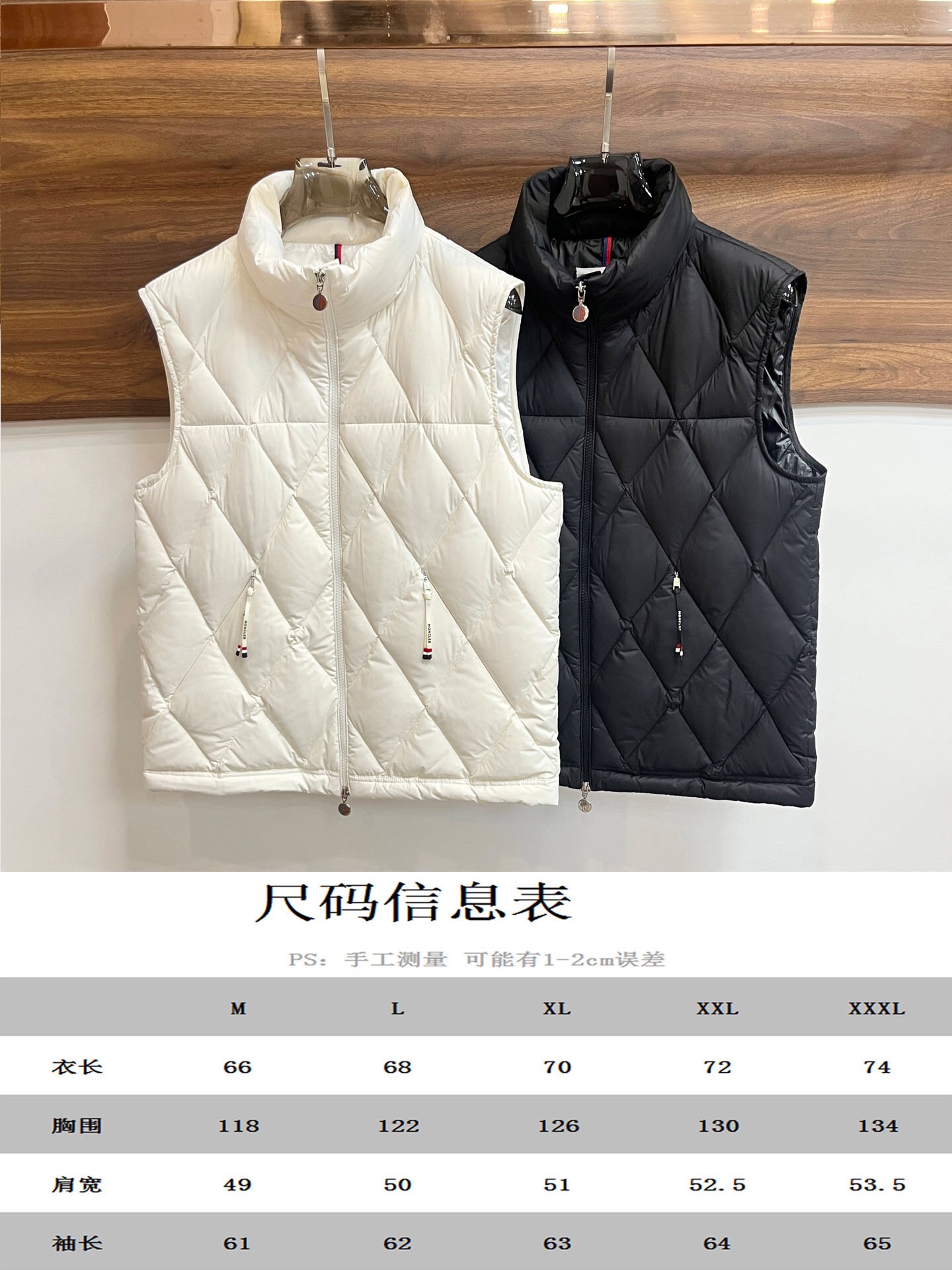 主推Moncler2024秋冬新款️蒙口新款立领设计羽绒马甲外套选用亮泽尼龙面料打造胸前经典印花设计lo