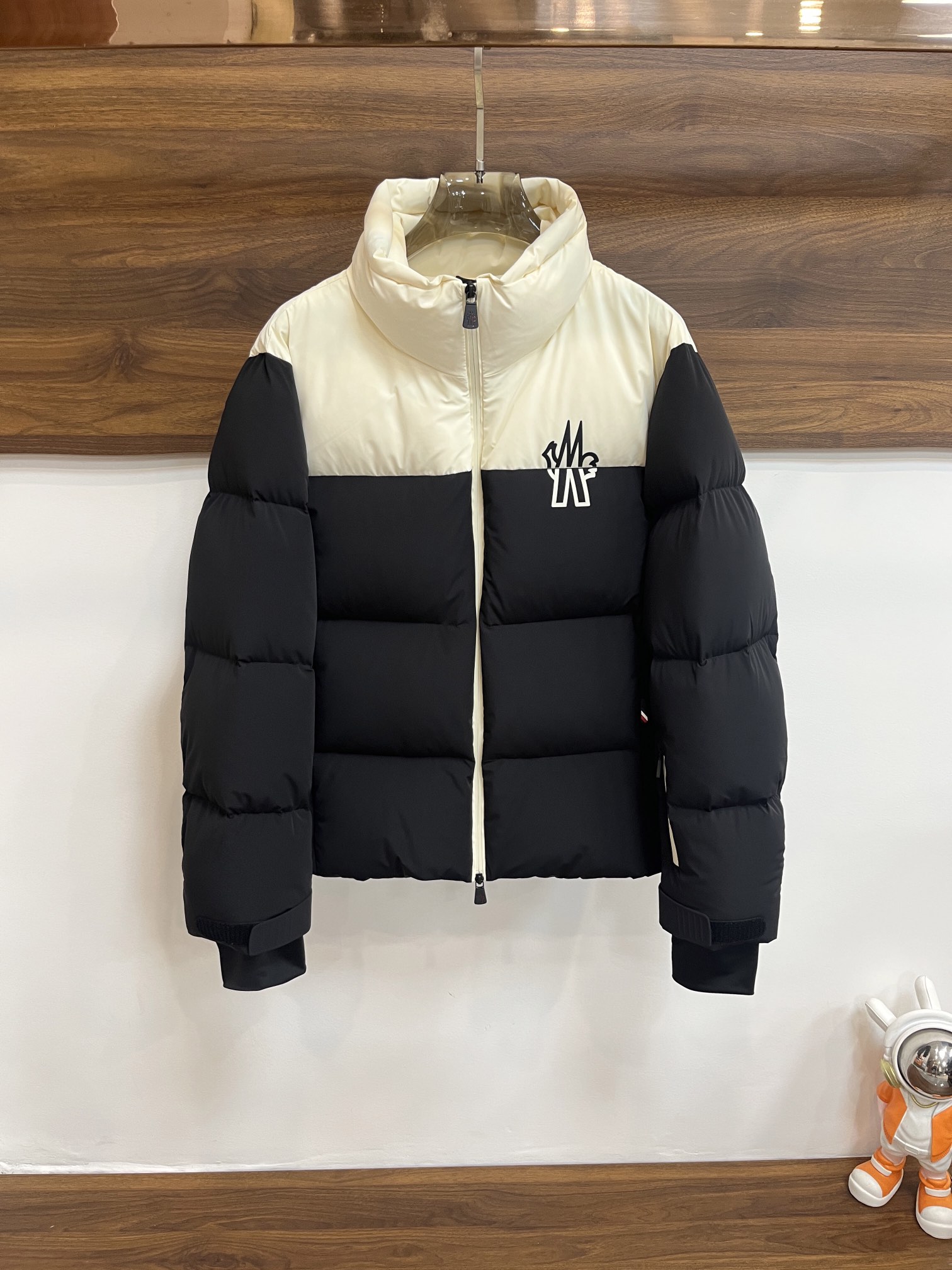 主推Moncler2024秋冬新款️蒙口新款立领设计羽绒外套选用亮泽尼龙面料打造胸前经典印花设计logo