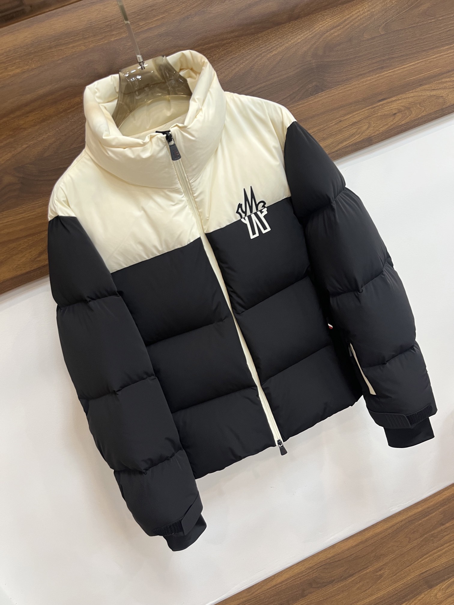 主推Moncler2024秋冬新款️蒙口新款立领设计羽绒外套选用亮泽尼龙面料打造胸前经典印花设计logo