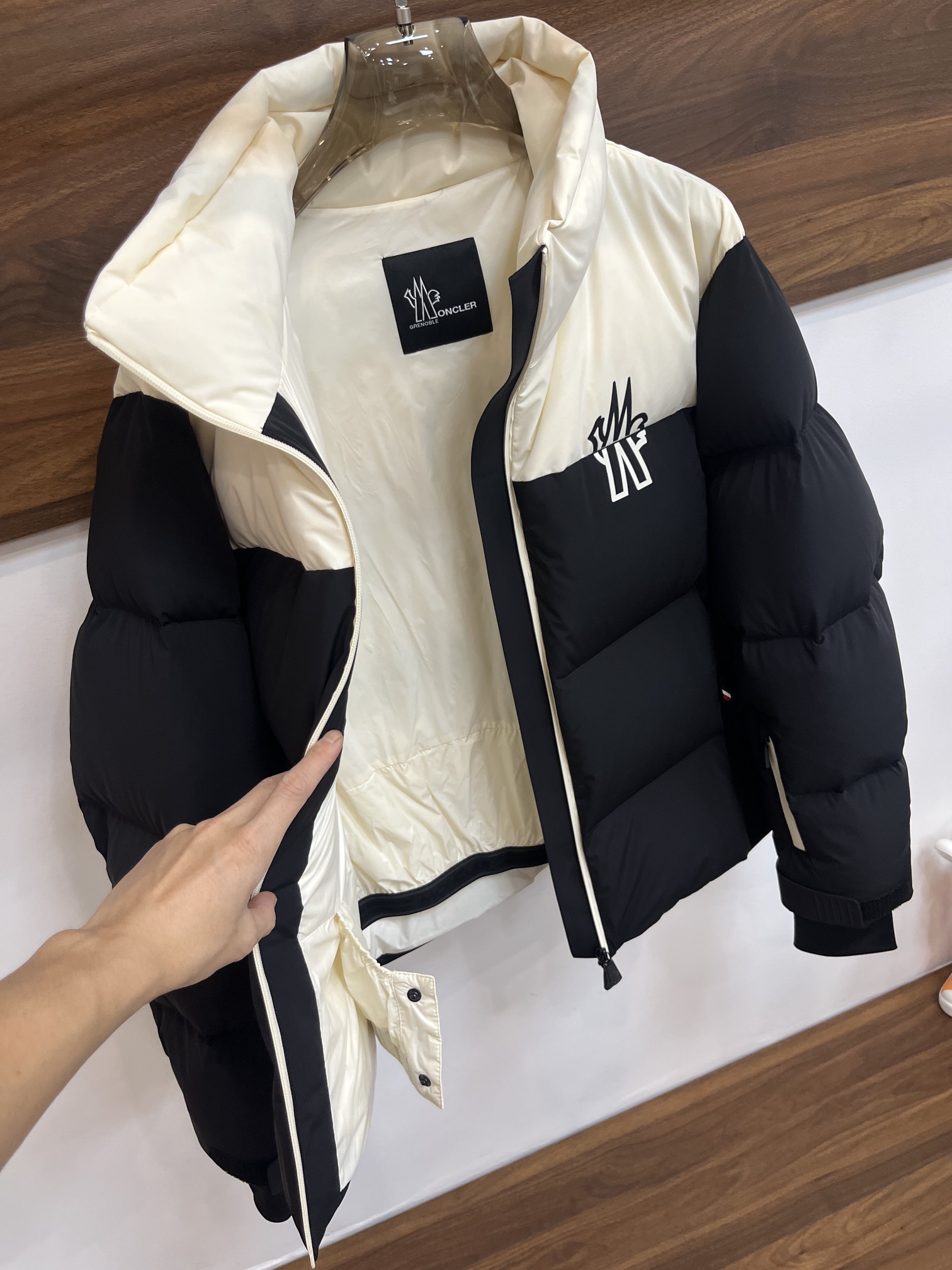 主推Moncler2024秋冬新款️蒙口新款立领设计羽绒外套选用亮泽尼龙面料打造胸前经典印花设计logo