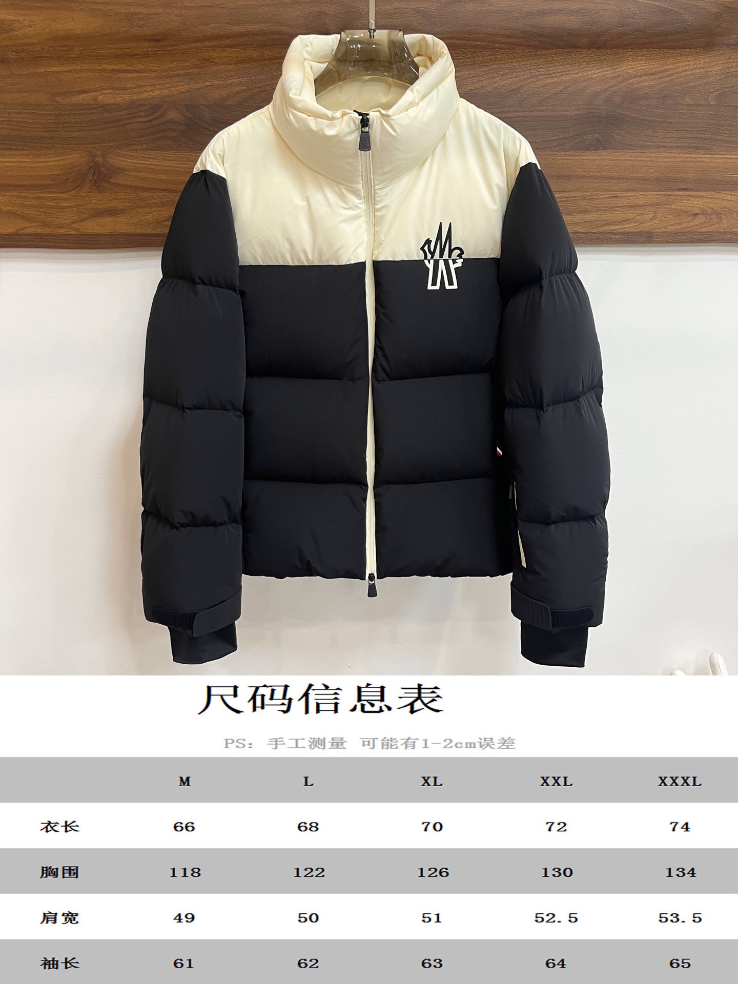 主推Moncler2024秋冬新款️蒙口新款立领设计羽绒外套选用亮泽尼龙面料打造胸前经典印花设计logo