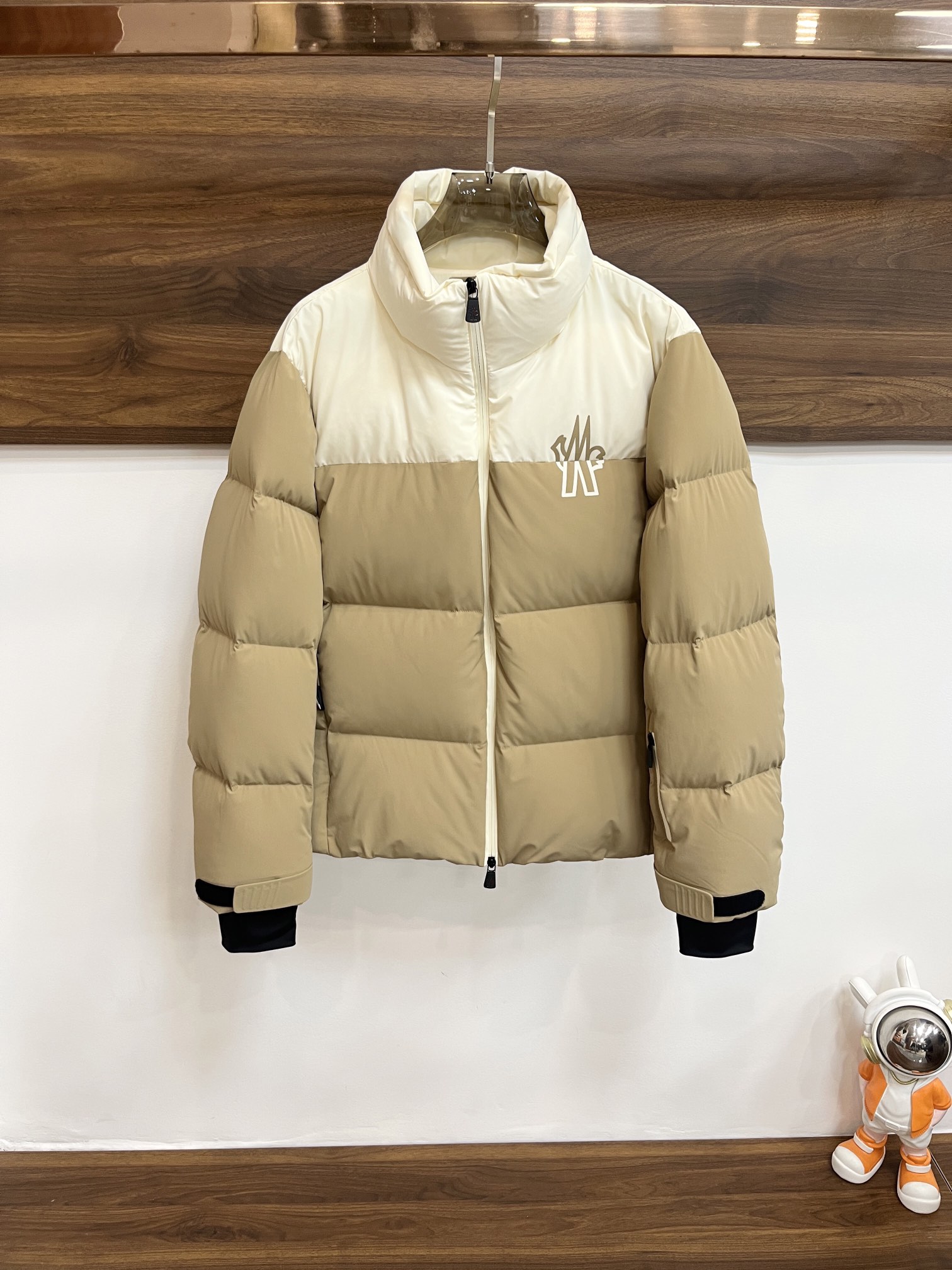 主推Moncler2024秋冬新款️蒙口新款立领设计羽绒外套选用亮泽尼龙面料打造胸前经典印花设计logo