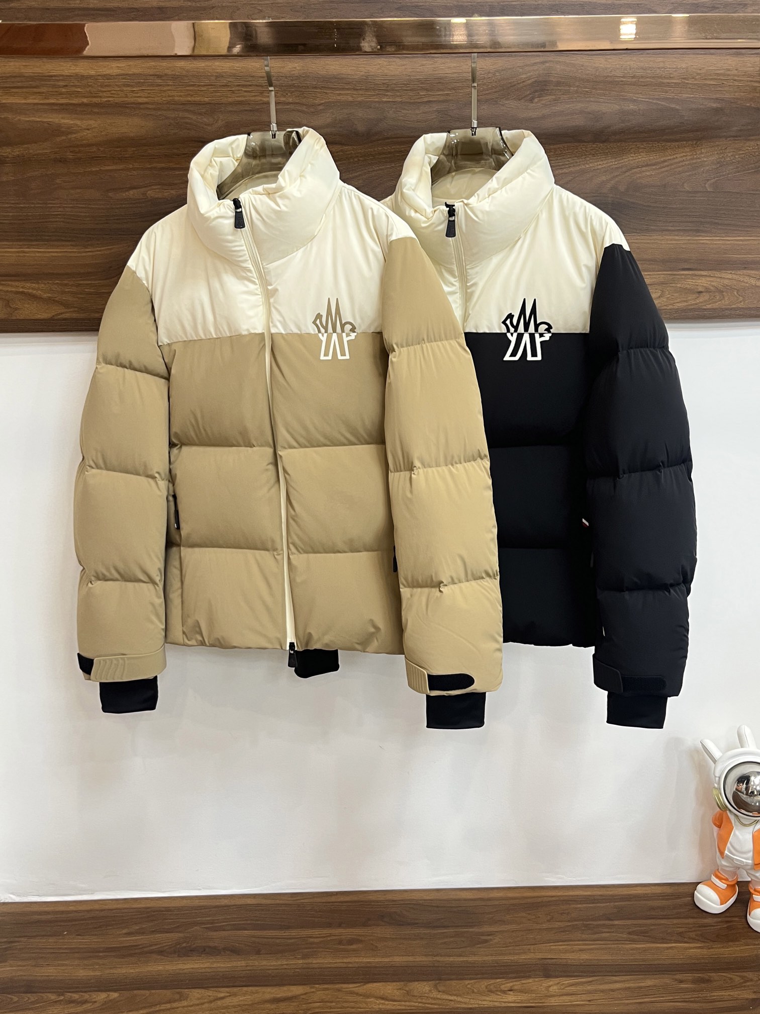 主推Moncler2024秋冬新款️蒙口新款立领设计羽绒外套选用亮泽尼龙面料打造胸前经典印花设计logo