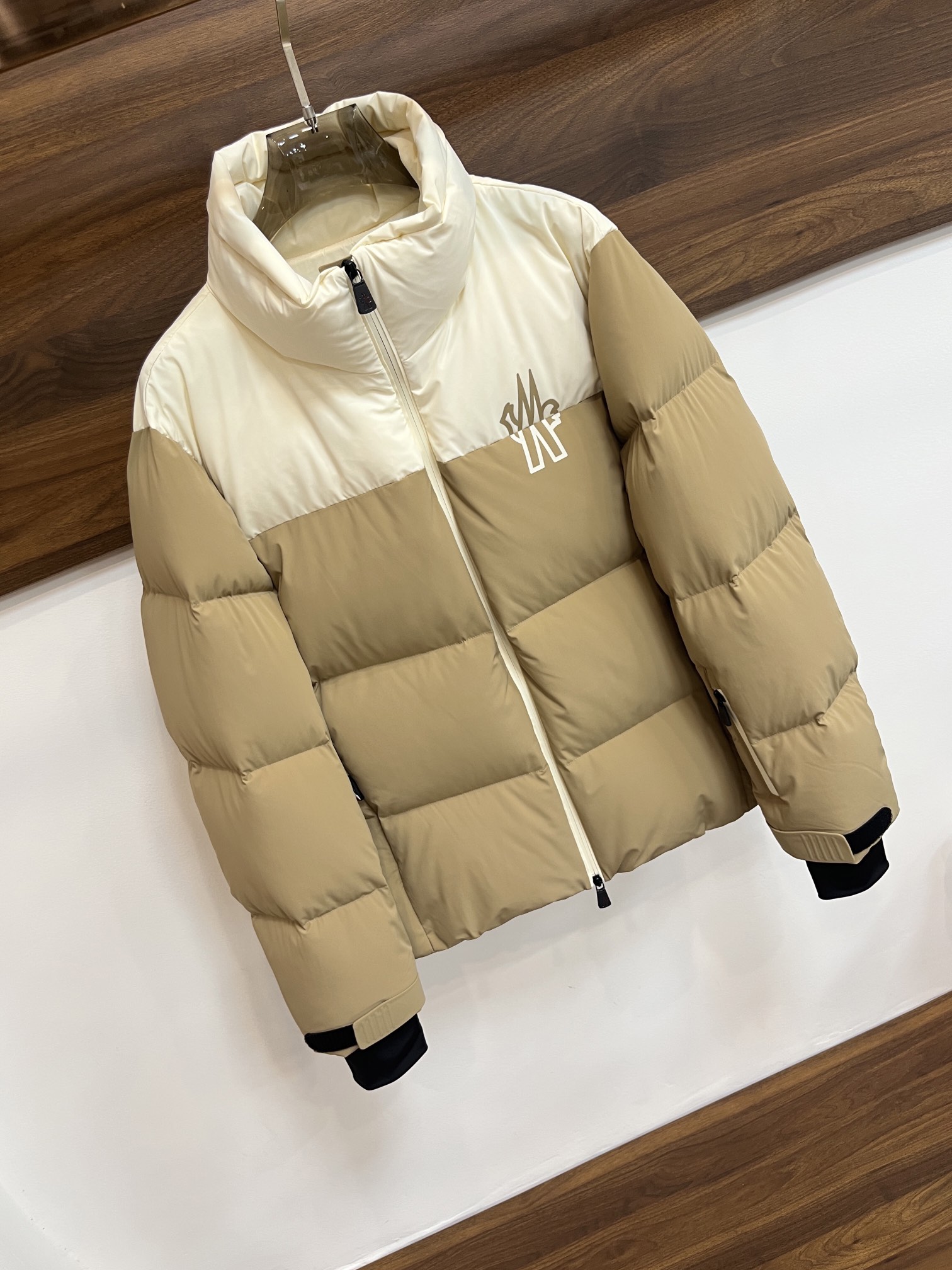 主推Moncler2024秋冬新款️蒙口新款立领设计羽绒外套选用亮泽尼龙面料打造胸前经典印花设计logo