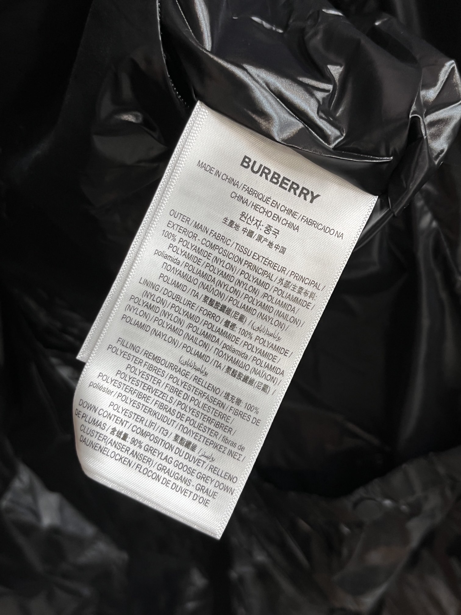 主推Burberry巴宝莉2024秋冬新款新款立领羽绒马甲外套选用亮泽尼龙面料打造胸前经典印花设计log