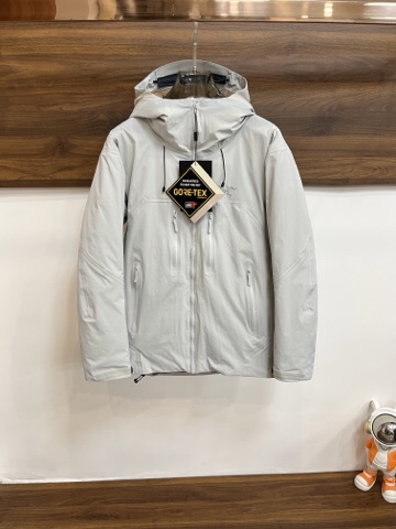 NO:598465,The popular series is constantly in stock. It is recommended to recommend the Arc'teryx MACAI jacket. It will be in stock after it is sold. Recommend with confidence!  Exclusive infrared temperature control lining, breathable and thermal insulation!  Extreme cold temperatures can't stop your performance on the curves. This Macai jacket is specially designed to withstand cold weather. It not only has good thermal performance, but also provides wind and rain protection, and has a condensed and elegant appearance. It is filled with exclusive RDS-certified European goose down to ensure you long-lasting comfort even when the cold is raging. Breathable GORE-TEX  The fabric can protect you from wind, rain and snow. When the weather clears, the DropHood filling can be removed, and the PowderGuard mesh slits can release excess heat without missing a snowflake. Weight Approximately 1000 g / 2 lb 3.3 oz Style Standard cut Technical features Waterproof Breathable Warmth Wear-resistant Structure Taped seams for better weatherproofing  Micro seams (1.6mm) reduce cumbersomeness and weight. Smooth inner fabric for easy layering. Flexible N40p-X 3L GORE-TEX fabric adopts warp knitting technology. Uses composite down material, with chemical fiber insulation in sweat-prone areas; the main part is down, highly warm. Down Contour LT fabric is warm and compressible to save space. Design and style. Standard style ensures freedom of movement and ample space, and can be worn with other clothing. Tailoring  Three-dimensional shaping for better fit and comfort. Stitched elbows. Non-stretch armpit gussets. Hood design. Adjustable hood drawstring. Thermal helmet compatible with Drop Hood. Detachable hood. Collar design. Warm collar. Zipper and front crotch opening design. WaterTight outer zipper. WaterTight Vislon main zipper. Underarm zipper with PowderGuard mesh base for easy ventilation and heat dissipation. Cuffs and sleeve design. Loose cuffs for easy wearing of gloves.  Adjustable Velcro strap Hem design Adjustable hem drawstring Straight hem Pocket design Taped zippered inner chest pocket Two zippered pockets Left sleeve pocket for RFID ski pass Internal mesh storage pocket Note WaterTight zippers are highly water-resistant but not waterproof. Please do not put items that can be damaged by moisture in the pocket. Ski equipment features Wind skirt with elastic and snap buttons Recco reflective strips Sustainability  Responsible Down Standard (RDS) certified product Contains materials that meet bluesign standards Black Gray Purple M-3XL H2025 new model debut, arc'teryx, skirts, jackets & coats, down jacket, gloves, hats, alexander wang19860909爆款不断货系列,建议主推 始祖鸟 MACAI夹克 卖了就有货 放心推！独家红外控温内里,透气保温！ 极度低温无法阻挡你在弯道上的表现.这款Macai夹克专为抵御寒冷天气而设计,不仅具有良好的保暖性能,还可提供防风雨保护,外观也凝练优雅.采用独家专供经RDS认证的欧洲鹅绒填充棉羽,即便在严寒肆虐之时也保你持久舒适,透气GORE-TEX 面料可遮蔽风、雨、雪的侵袭.天气放晴时可将DropHood填充棉羽拆出,PowderGuard网眼开衩可释放多余热量,而不会漏过一片雪花. 重量 约1000 g / 2 lb 3.3 oz 款型 标准剪裁 技术特点 防水 透气 保暖 耐磨 结构 贴带接缝,防风雨更佳 微缝头（1.6mm）减少累赘和重量 光滑内面面料,方便分层穿着 柔韧的N40p-X 3L GORE-TEX面料采用经编技术 采用复合羽绒材料,易汗湿区搭配化纤保暖；主要部位为羽绒,高度保暖 Down Contour LT面料保暖、可压缩节省空间 设计和款式 标准款式可确保活动自由度并且空间充裕,可与其他衣物搭配穿着 剪裁 立体整形,更合身舒适 拼接手肘 无拉伸腋下插角布 帽子设计 可调帽子抽绳 保暖头盔兼容Drop Hood 可拆卸帽兜 领子设计 保暖领子 拉链及前裆开口设计 WaterTight外侧拉链 WaterTight Vislon主拉链 腋下拉链配PowderGuard网眼底料,便于通风散热 袖口及袖子设计 宽松的袖口便于佩戴手套 可调Velcro魔术贴调节带 下摆设计 可调下摆抽绳 直下摆 口袋设计 压胶拉链内侧胸袋 两个拉链口袋 左侧袖袋可存放RFID滑雪票 内侧网眼储物袋 备注WaterTight拉链高度耐水但不防水.请不要把湿气能损坏的物品放在口袋里. 滑雪用品特点 风裙有橡筋和按扣 Recco反光条 Sustainability 负责任的羽绒标准(RDS)认证产品 含有符合bluesign标准的材料 黑色 灰色 紫色 M-3XL H2025新款首发,arc'teryx,skirts,jackets & coats,down jacket,gloves,hats,alexander wang,Men's clothing