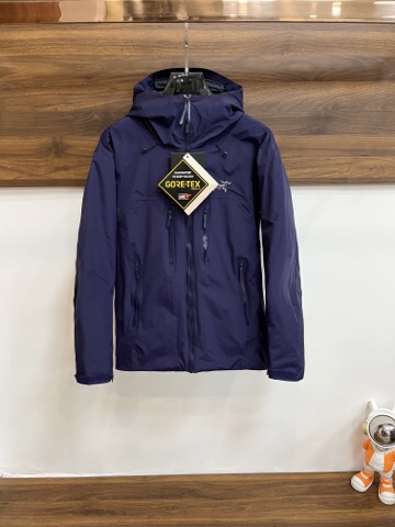 NO:623726,Main recommendation Main recommendation Arc'teryx MACAI jacket is in stock after it is sold. Recommend with confidence!  Exclusive infrared temperature control lining, breathable and thermal insulation!  Extreme cold temperatures can't stop your performance on the curves. This Macai jacket is specially designed to withstand cold weather. It not only has good thermal performance, but also provides wind and rain protection, and has a condensed and elegant appearance. It is filled with exclusive RDS-certified European goose down to ensure you long-lasting comfort even when the cold is raging. Breathable GORE-TEX  The fabric can protect you from wind, rain and snow. When the weather clears, the DropHood filling can be removed, and the PowderGuard mesh slits can release excess heat without missing a snowflake. Weight Approximately 1000 g / 2 lb 3.3 oz Style Standard cut Technical features Waterproof Breathable Warmth Wear-resistant Structure Taped seams for better weatherproofing  Micro seams (1.6mm) reduce cumbersomeness and weight. Smooth inner fabric for easy layering. Flexible N40p-X 3L GORE-TEX fabric adopts warp knitting technology. Uses composite down material, with chemical fiber insulation in sweat-prone areas; the main part is down, highly warm. Down Contour LT fabric is warm and compressible to save space. Design and style. Standard style ensures freedom of movement and ample space, and can be worn with other clothing. Tailoring  Three-dimensional shaping for better fit and comfort. Stitched elbows. Non-stretch armpit gussets. Hood design. Adjustable hood drawstring. Thermal helmet compatible with Drop Hood. Detachable hood. Collar design. Warm collar. Zipper and front crotch opening design. WaterTight outer zipper. WaterTight Vislon main zipper. Underarm zipper with PowderGuard mesh base for easy ventilation and heat dissipation. Cuffs and sleeve design. Loose cuffs for easy wearing of gloves.  Adjustable Velcro strap Hem design Adjustable hem drawstring Straight hem Pocket design Taped zippered inner chest pocket Two zippered pockets Left sleeve pocket for RFID ski pass Internal mesh storage pocket Note WaterTight zippers are highly water-resistant but not waterproof. Please do not put items that can be damaged by moisture in the pocket. Ski equipment features Wind skirt with elastic and snap buttons Recco reflective strips Sustainability  Responsible Down Standard (RDS) certified products contain materials that comply with bluesign standards. Black, vast gray and yellow and blue. M-3XL H new model debut, arc'teryx, skirts, jackets & coats, down jacket, gloves, hats, alexander wang19860909主推 主推 始祖鸟 MACAI夹克 卖了就有货 放心推！独家红外控温内里,透气保温！ 极度低温无法阻挡你在弯道上的表现.这款Macai夹克专为抵御寒冷天气而设计,不仅具有良好的保暖性能,还可提供防风雨保护,外观也凝练优雅.采用独家专供经RDS认证的欧洲鹅绒填充棉羽,即便在严寒肆虐之时也保你持久舒适,透气GORE-TEX 面料可遮蔽风、雨、雪的侵袭.天气放晴时可将DropHood填充棉羽拆出,PowderGuard网眼开衩可释放多余热量,而不会漏过一片雪花. 重量 约1000 g / 2 lb 3.3 oz 款型 标准剪裁 技术特点 防水 透气 保暖 耐磨 结构 贴带接缝,防风雨更佳 微缝头（1.6mm）减少累赘和重量 光滑内面面料,方便分层穿着 柔韧的N40p-X 3L GORE-TEX面料采用经编技术 采用复合羽绒材料,易汗湿区搭配化纤保暖；主要部位为羽绒,高度保暖 Down Contour LT面料保暖、可压缩节省空间 设计和款式 标准款式可确保活动自由度并且空间充裕,可与其他衣物搭配穿着 剪裁 立体整形,更合身舒适 拼接手肘 无拉伸腋下插角布 帽子设计 可调帽子抽绳 保暖头盔兼容Drop Hood 可拆卸帽兜 领子设计 保暖领子 拉链及前裆开口设计 WaterTight外侧拉链 WaterTight Vislon主拉链 腋下拉链配PowderGuard网眼底料,便于通风散热 袖口及袖子设计 宽松的袖口便于佩戴手套 可调Velcro魔术贴调节带 下摆设计 可调下摆抽绳 直下摆 口袋设计 压胶拉链内侧胸袋 两个拉链口袋 左侧袖袋可存放RFID滑雪票 内侧网眼储物袋 备注WaterTight拉链高度耐水但不防水.请不要把湿气能损坏的物品放在口袋里. 滑雪用品特点 风裙有橡筋和按扣 Recco反光条 Sustainability 负责任的羽绒标准(RDS)认证产品 含有符合bluesign标准的材料 黑色 浩渺灰拼 黄蓝拼 M-3XL H新款首发,arc'teryx,skirts,jackets & coats,down jacket,gloves,hats,alexander wang,Men's clothing