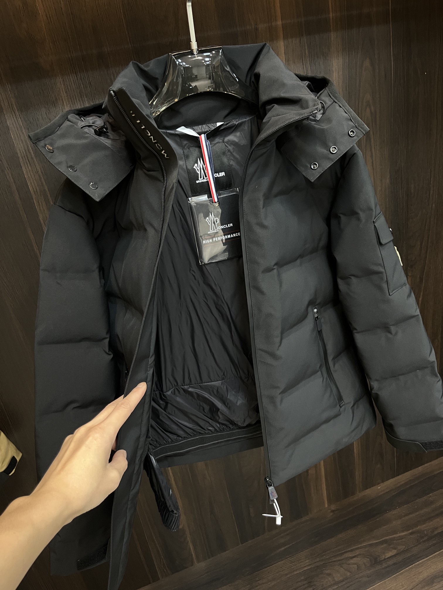 主推Moncler2024秋冬新款蒙口新款连帽设计羽绒外套选用亮泽尼龙面料打造胸前经典印花设计logo充