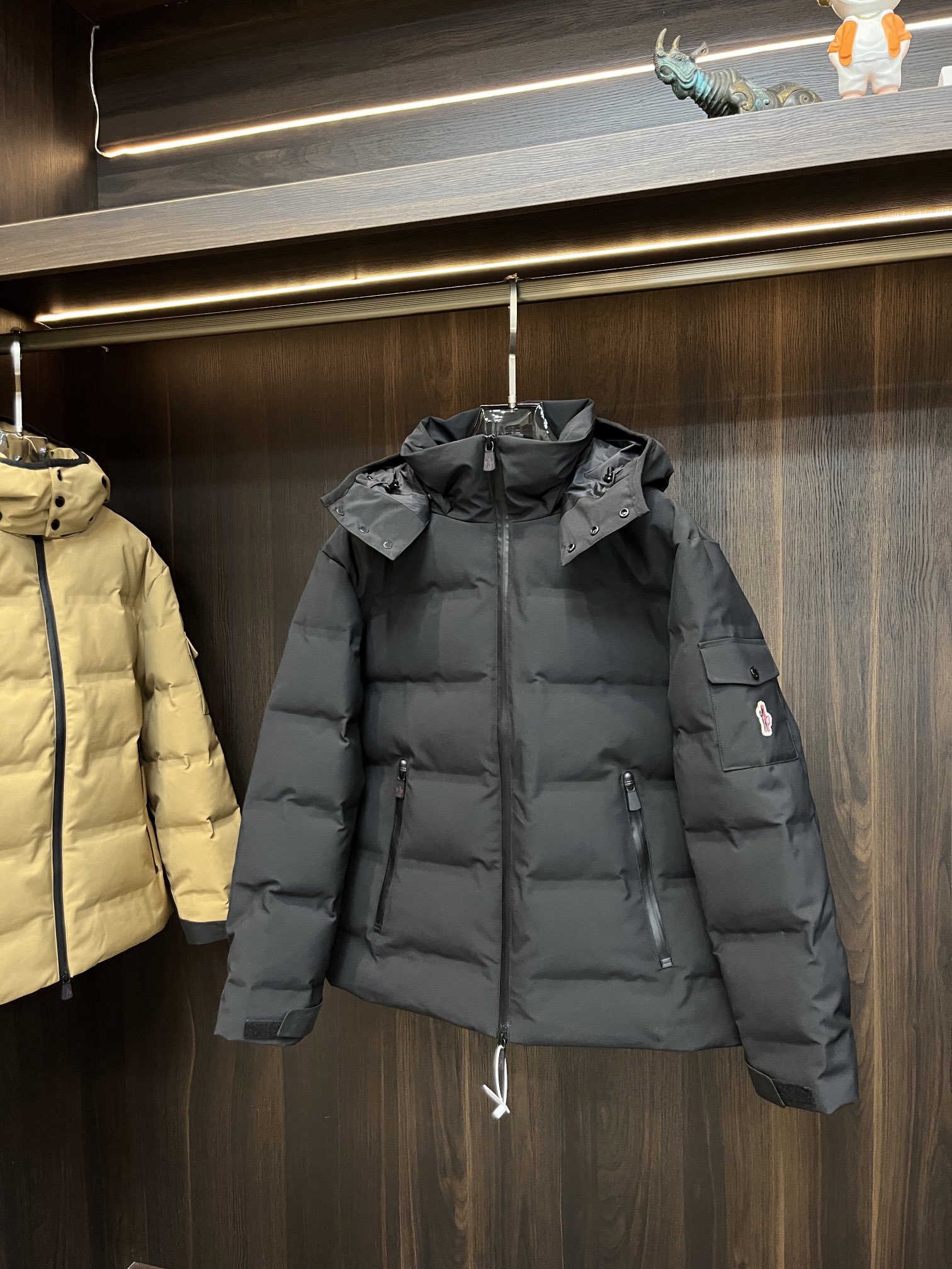 主推Moncler2024秋冬新款蒙口新款连帽设计羽绒外套选用亮泽尼龙面料打造胸前经典印花设计logo充