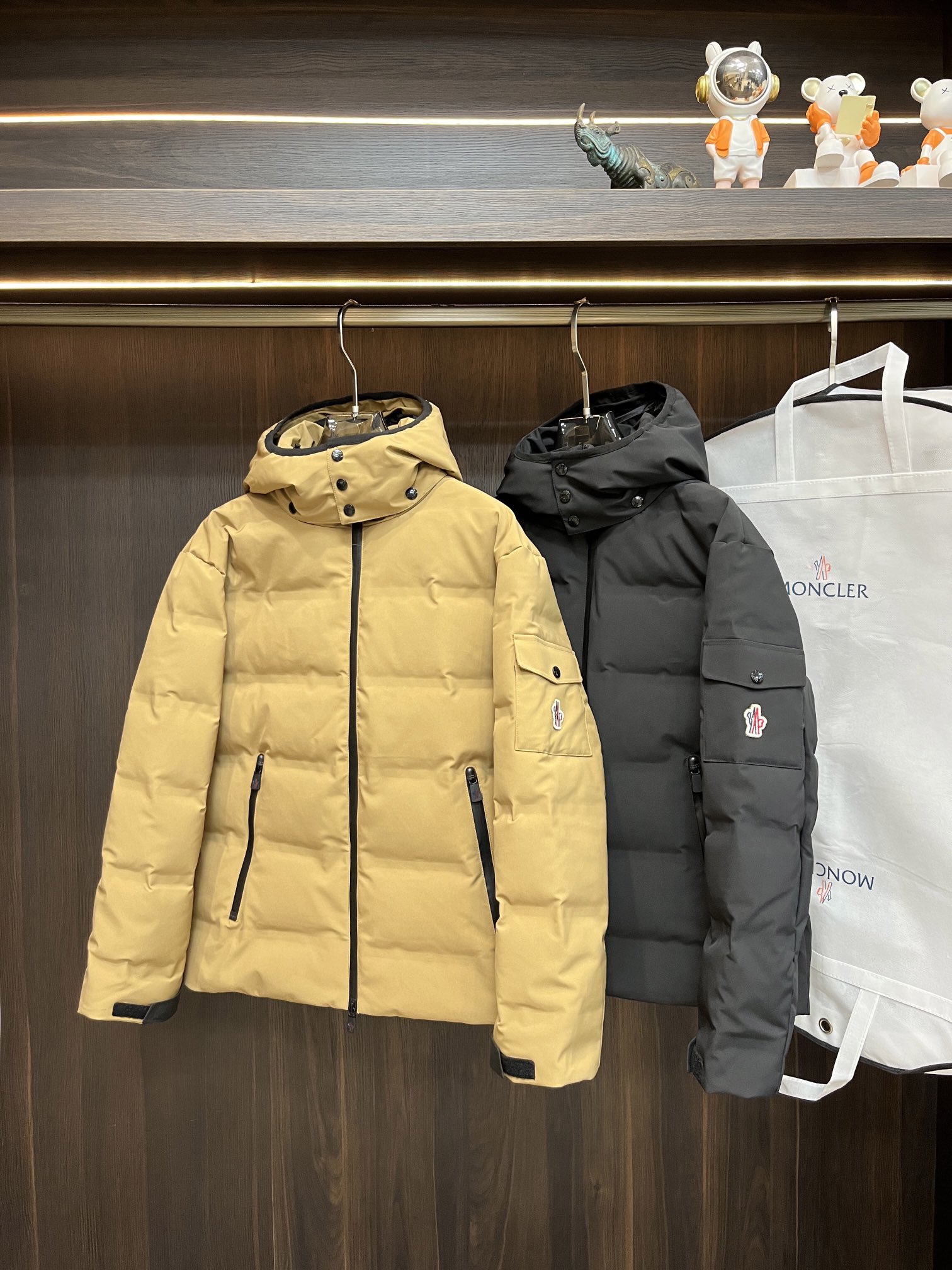 主推Moncler2024秋冬新款蒙口新款连帽设计羽绒外套选用亮泽尼龙面料打造胸前经典印花设计logo充