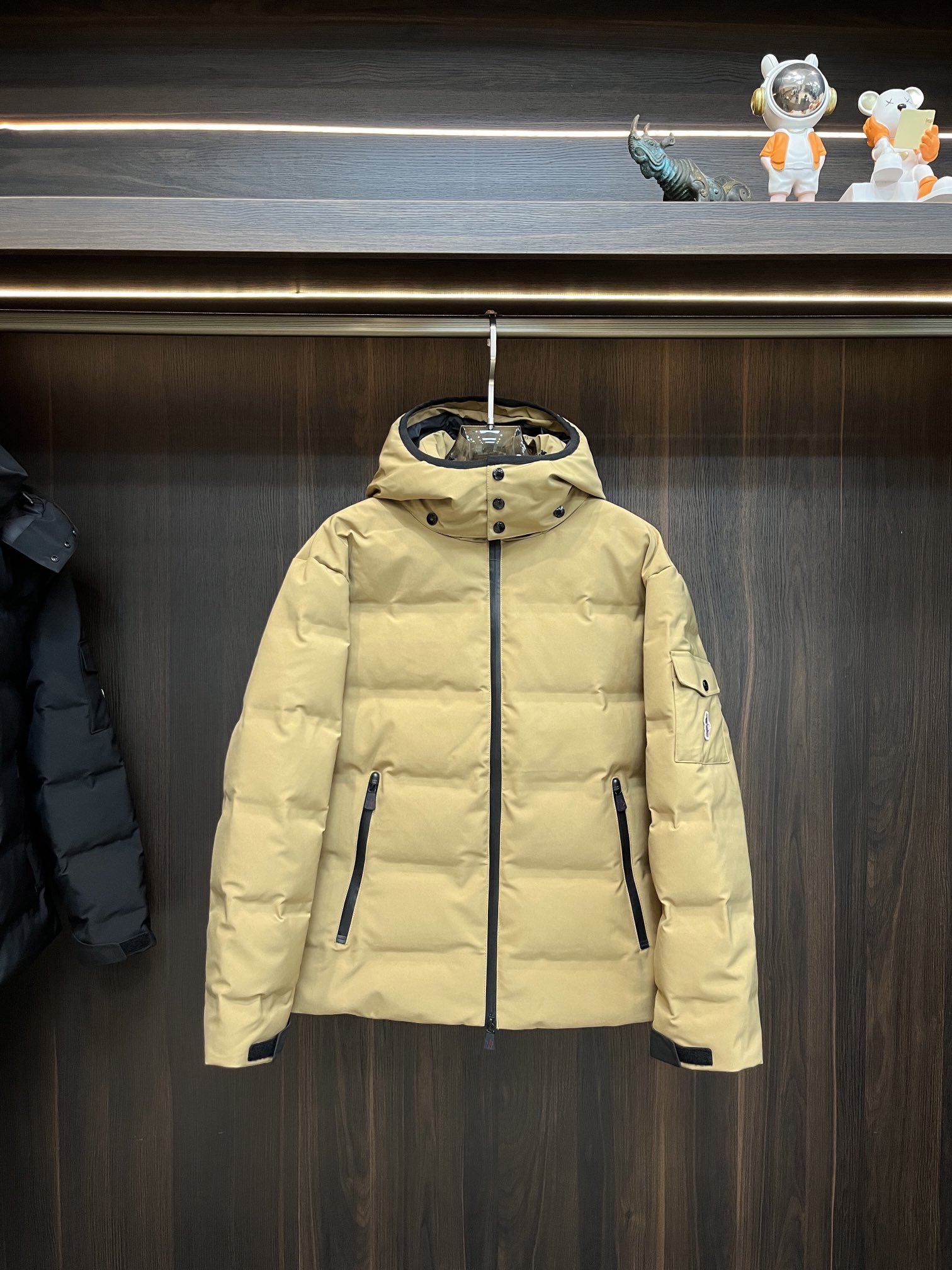 主推Moncler2024秋冬新款蒙口新款连帽设计羽绒外套选用亮泽尼龙面料打造胸前经典印花设计logo充