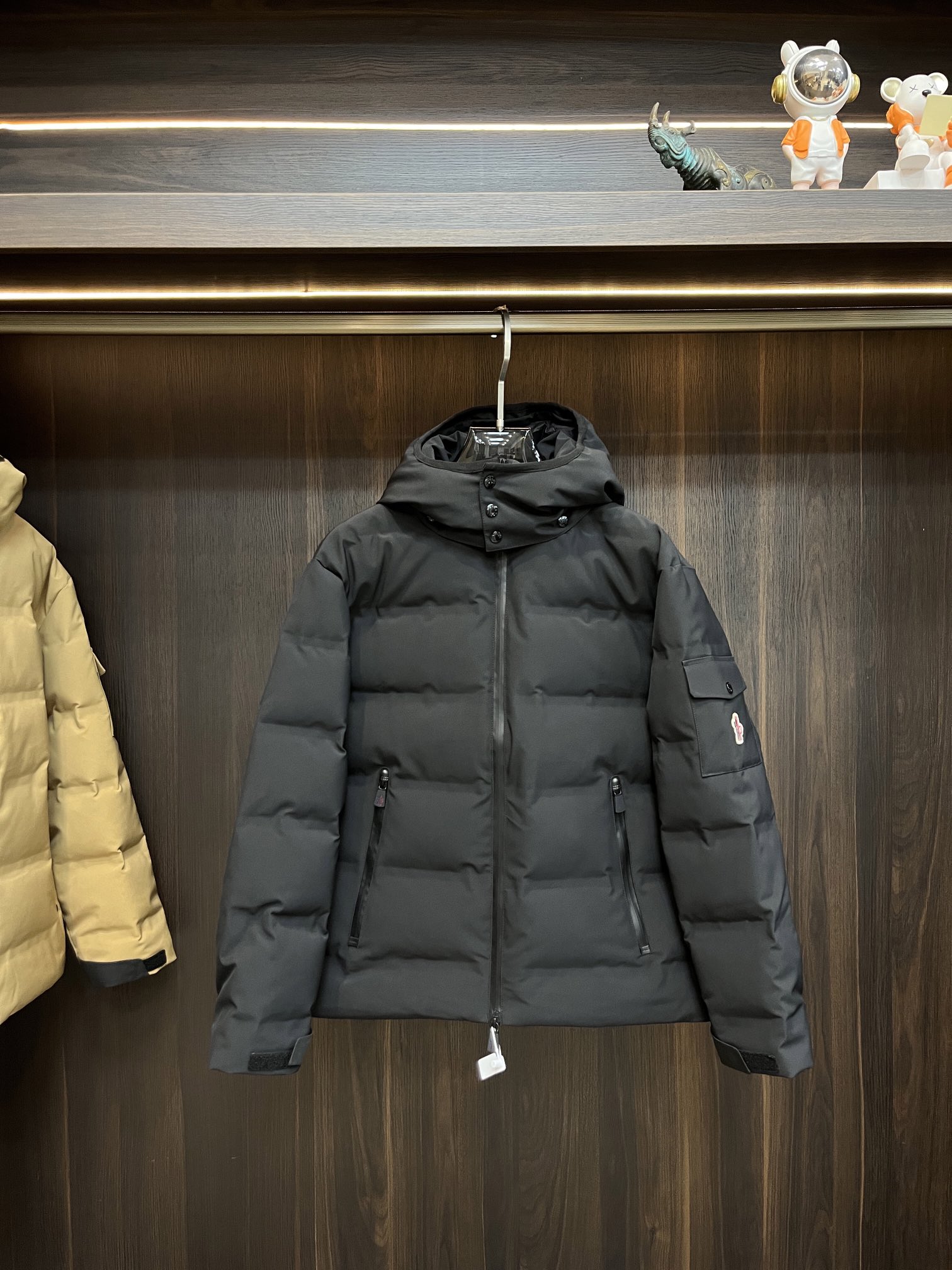 主推Moncler2024秋冬新款蒙口新款连帽设计羽绒外套选用亮泽尼龙面料打造胸前经典印花设计logo充