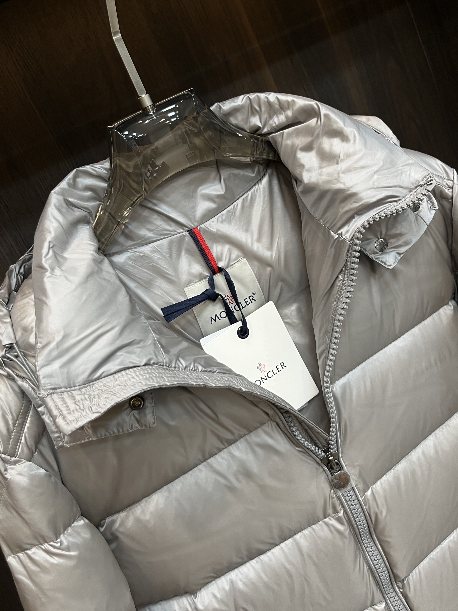 主推Moncler2024秋冬新款️蒙口新款连帽设计羽绒外套选用亮泽尼龙面料打造胸前经典印花设计logo