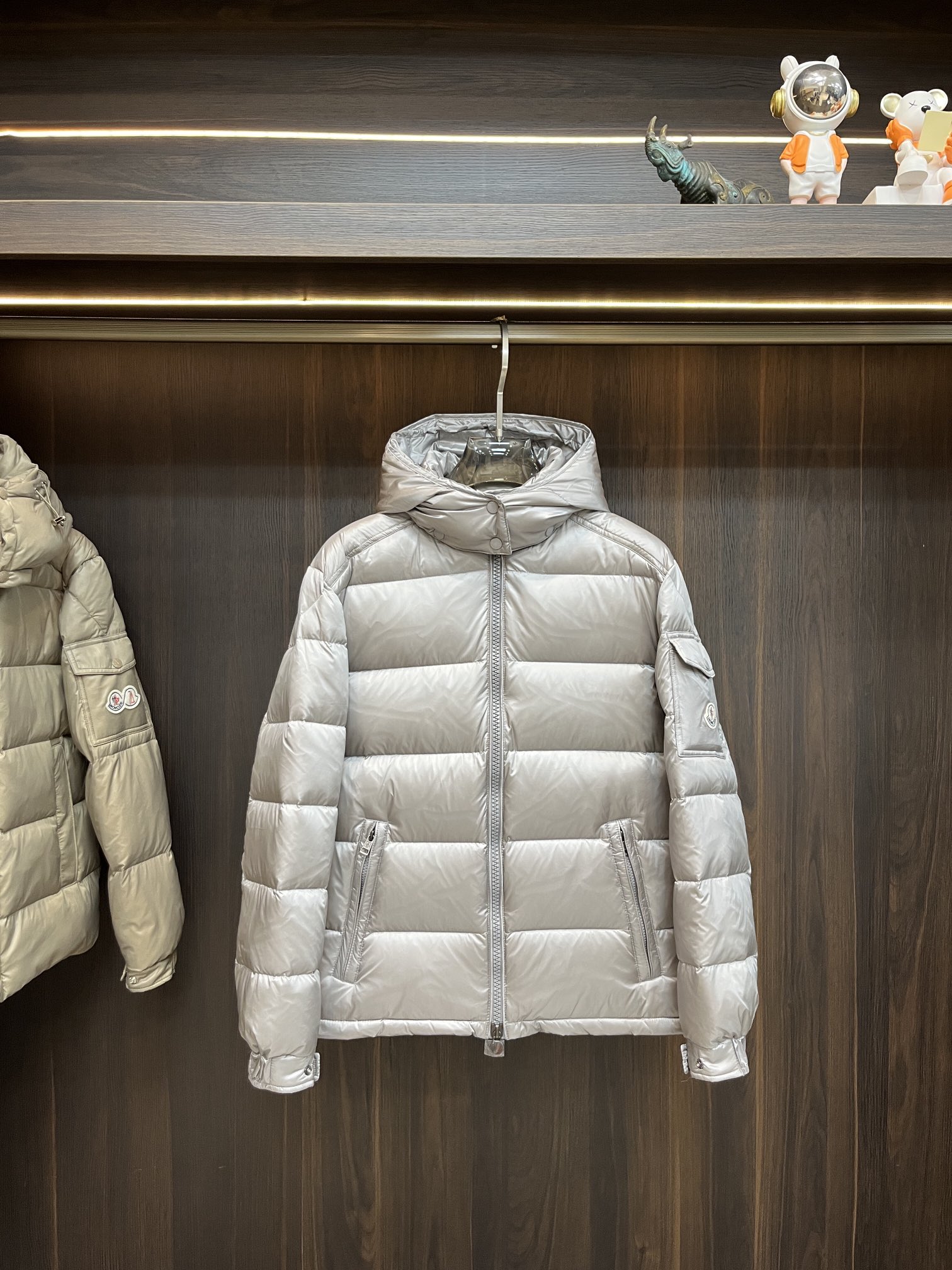 主推Moncler2024秋冬新款️蒙口新款连帽设计羽绒外套选用亮泽尼龙面料打造胸前经典印花设计logo