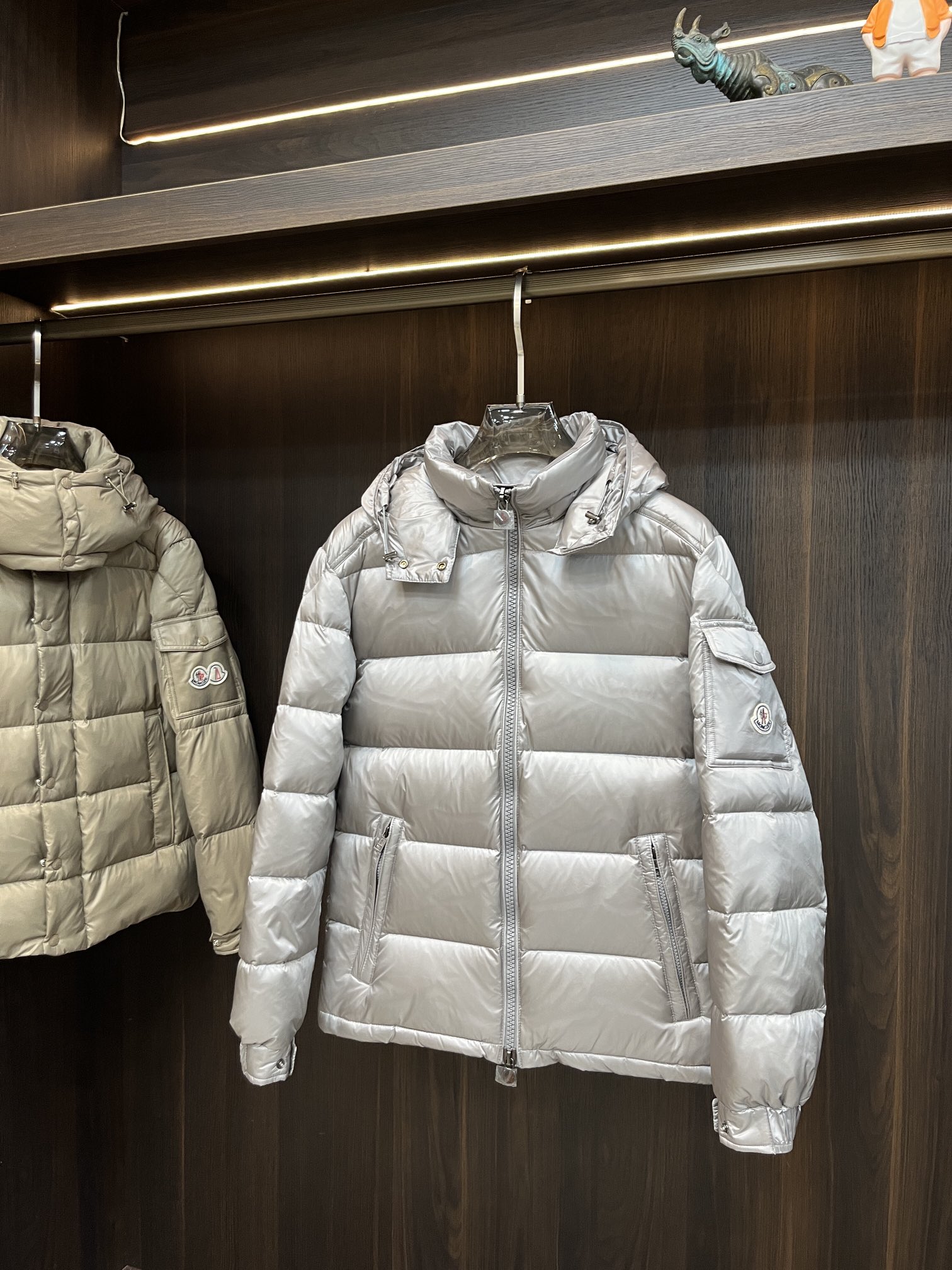 主推Moncler2024秋冬新款️蒙口新款连帽设计羽绒外套选用亮泽尼龙面料打造胸前经典印花设计logo