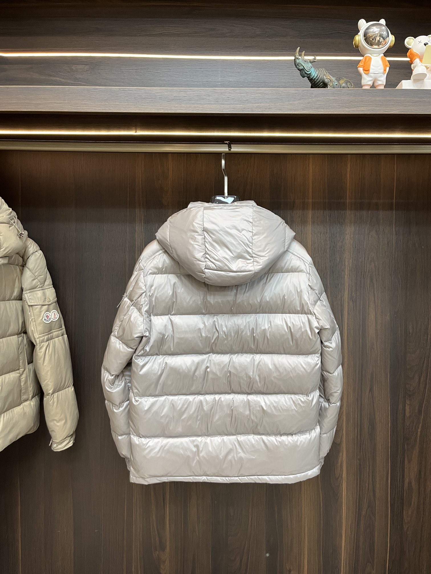 主推Moncler2024秋冬新款️蒙口新款连帽设计羽绒外套选用亮泽尼龙面料打造胸前经典印花设计logo