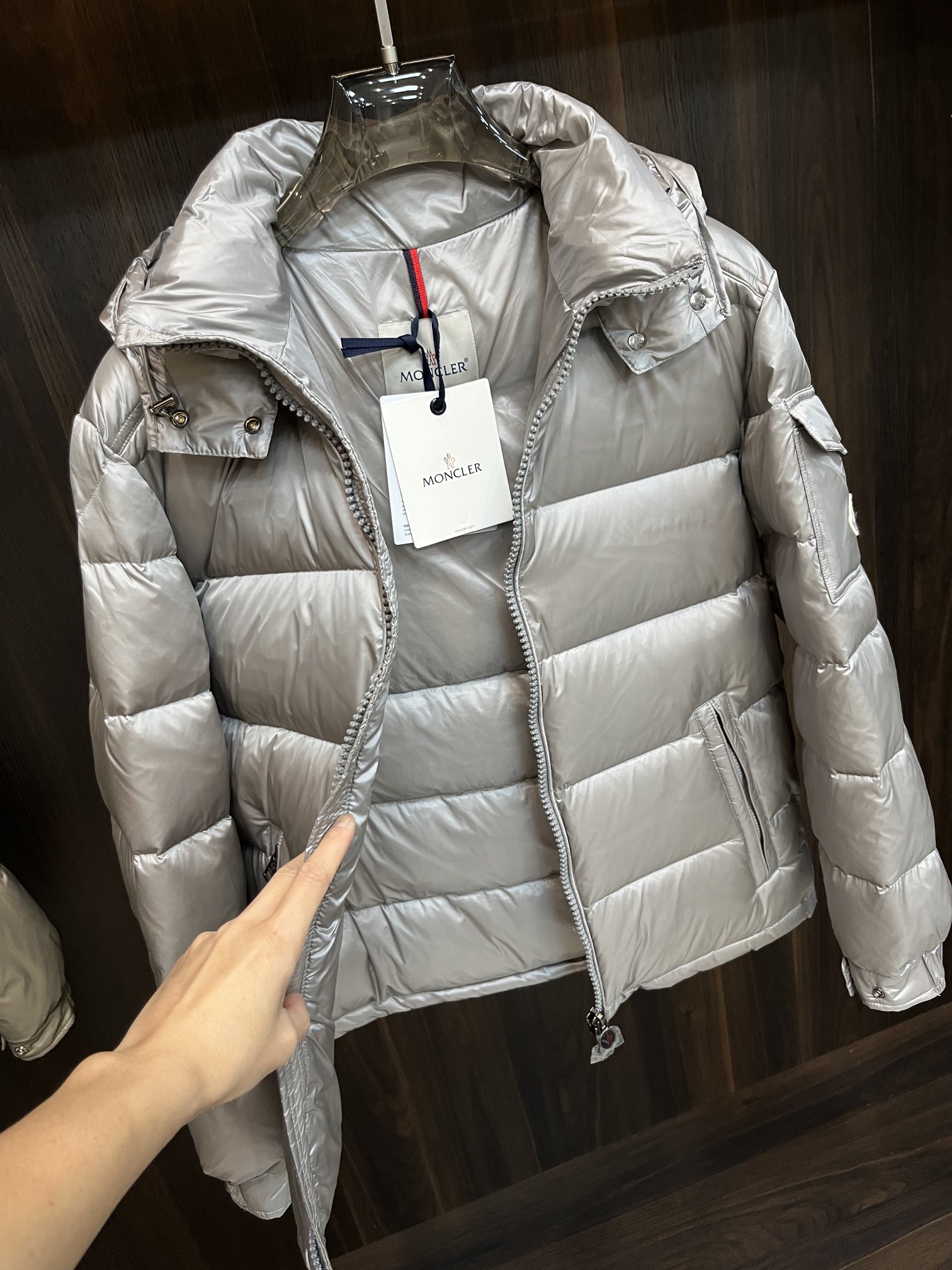 主推Moncler2024秋冬新款️蒙口新款连帽设计羽绒外套选用亮泽尼龙面料打造胸前经典印花设计logo