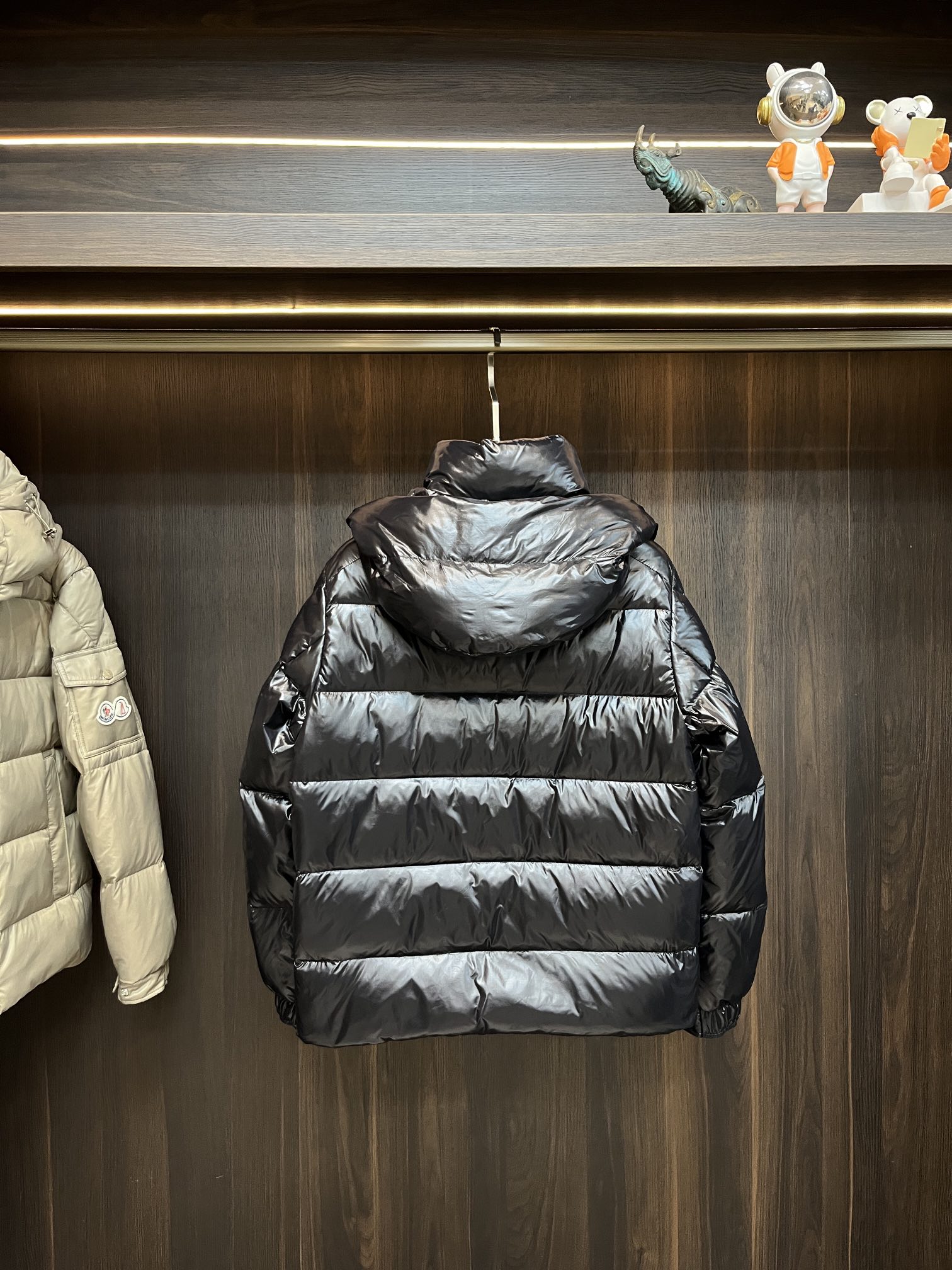 主推Moncler2024秋冬新款️蒙口新款连帽设计羽绒外套选用亮泽尼龙面料打造胸前经典印花设计logo