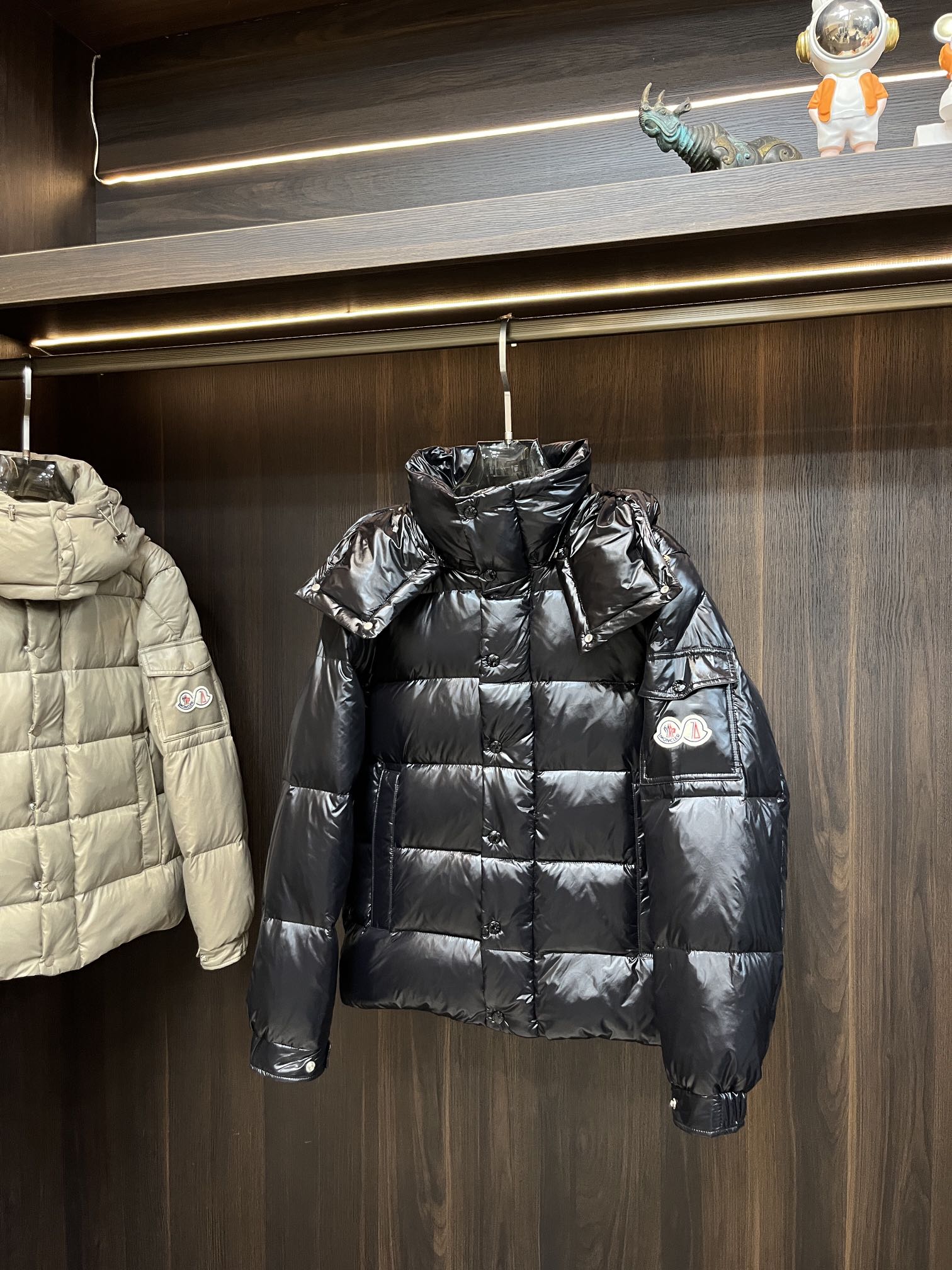 主推Moncler2024秋冬新款️蒙口新款连帽设计羽绒外套选用亮泽尼龙面料打造胸前经典印花设计logo