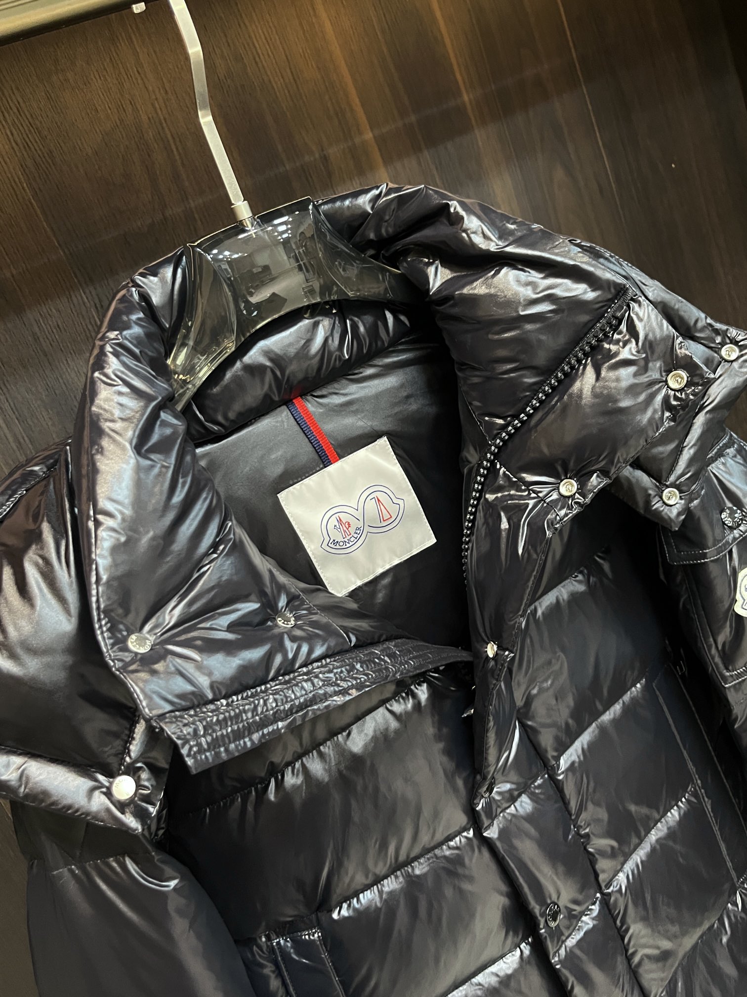 主推Moncler2024秋冬新款️蒙口新款连帽设计羽绒外套选用亮泽尼龙面料打造胸前经典印花设计logo