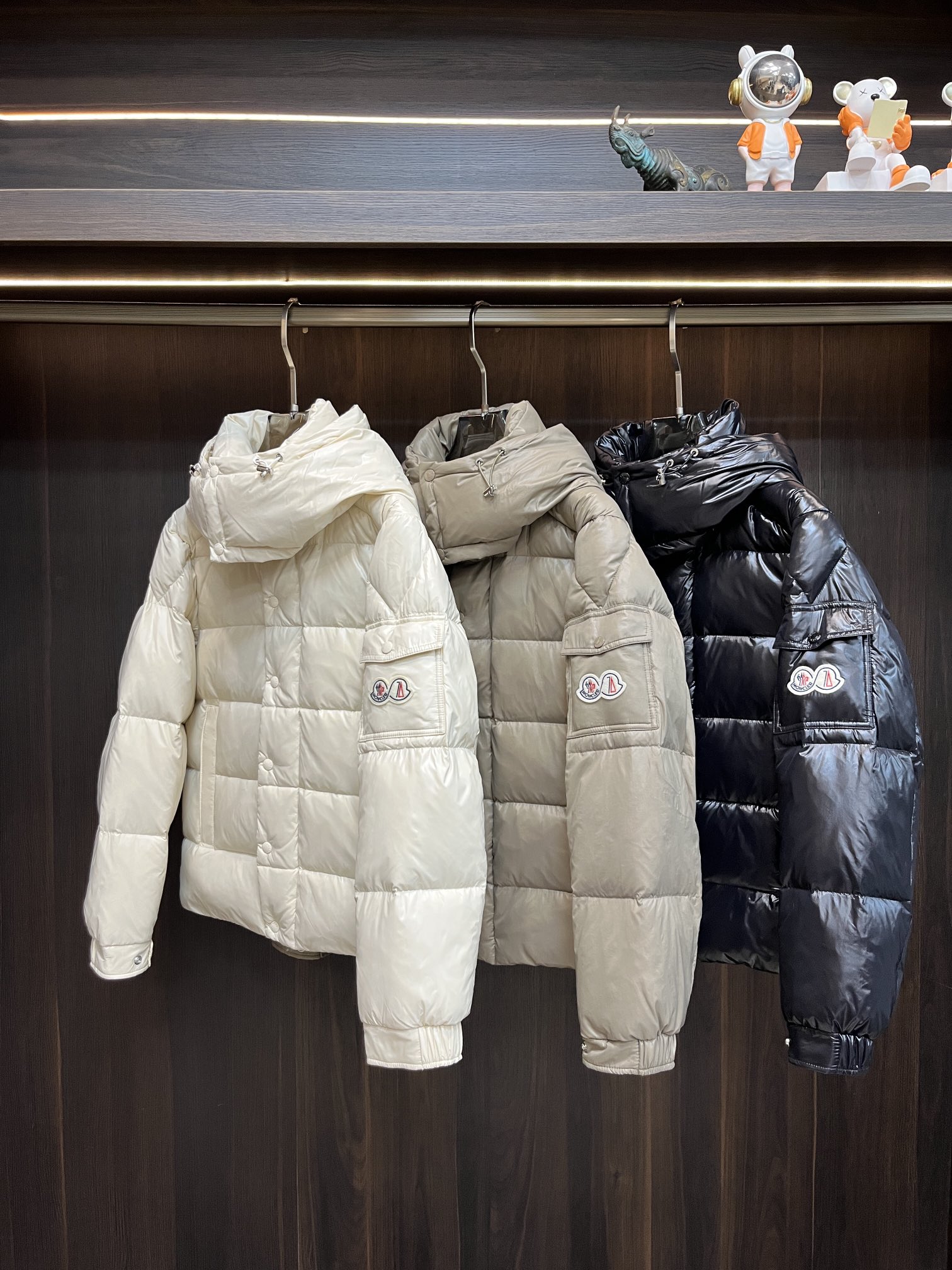 主推Moncler2024秋冬新款️蒙口新款连帽设计羽绒外套选用亮泽尼龙面料打造胸前经典印花设计logo