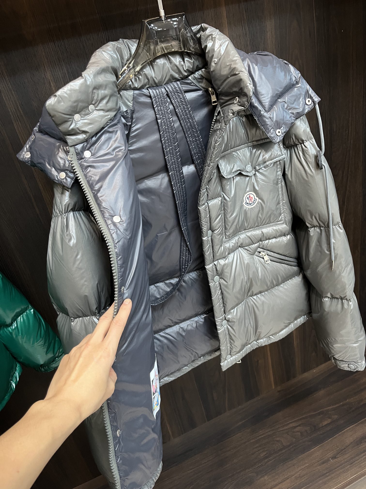 主推Moncler2024秋冬新款️蒙口新款连帽设计羽绒外套袖可拆帽可脱一衣两穿！选用亮泽尼龙面料打造胸