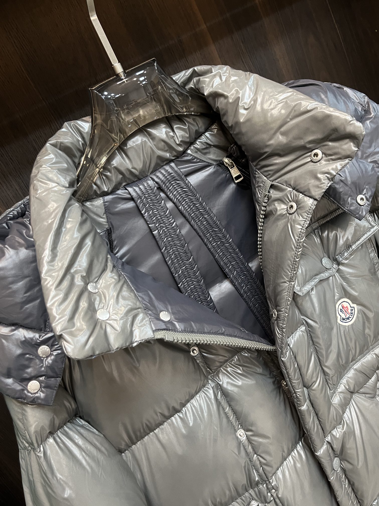 主推Moncler2024秋冬新款️蒙口新款连帽设计羽绒外套袖可拆帽可脱一衣两穿！选用亮泽尼龙面料打造胸