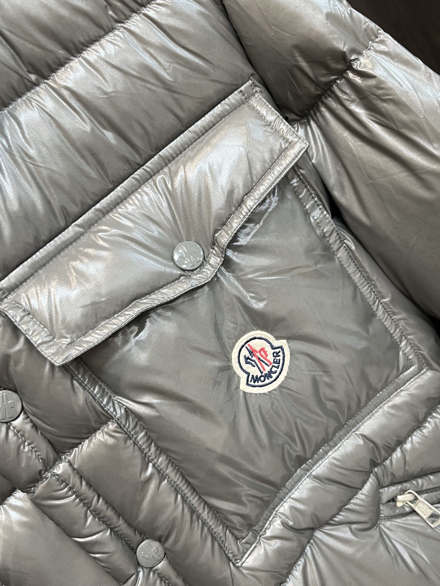 主推Moncler2024秋冬新款️蒙口新款连帽设计羽绒外套袖可拆帽可脱一衣两穿！选用亮泽尼龙面料打造胸