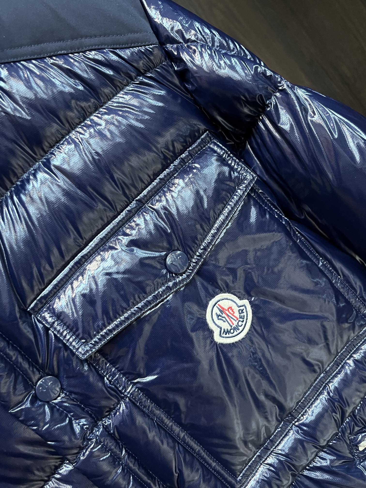 主推Moncler2024秋冬新款️蒙口新款连帽设计羽绒外套袖可拆帽可脱一衣两穿！选用亮泽尼龙面料打造胸