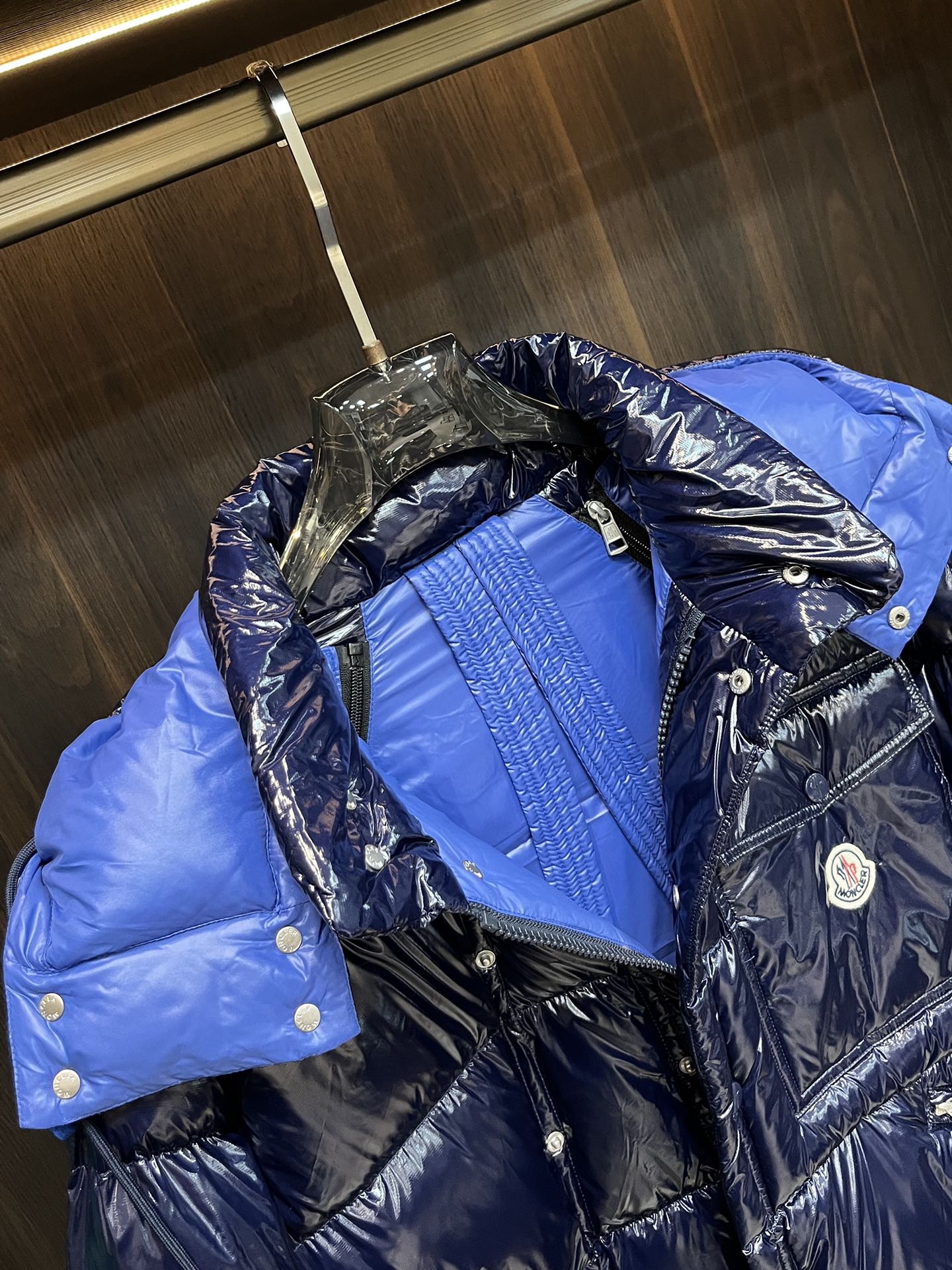 主推Moncler2024秋冬新款️蒙口新款连帽设计羽绒外套袖可拆帽可脱一衣两穿！选用亮泽尼龙面料打造胸